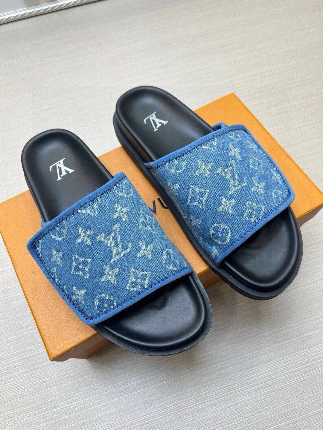 5QE2ZDE Stylish Slippers