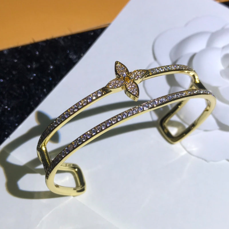 3E475KDE Stylish Bracelets