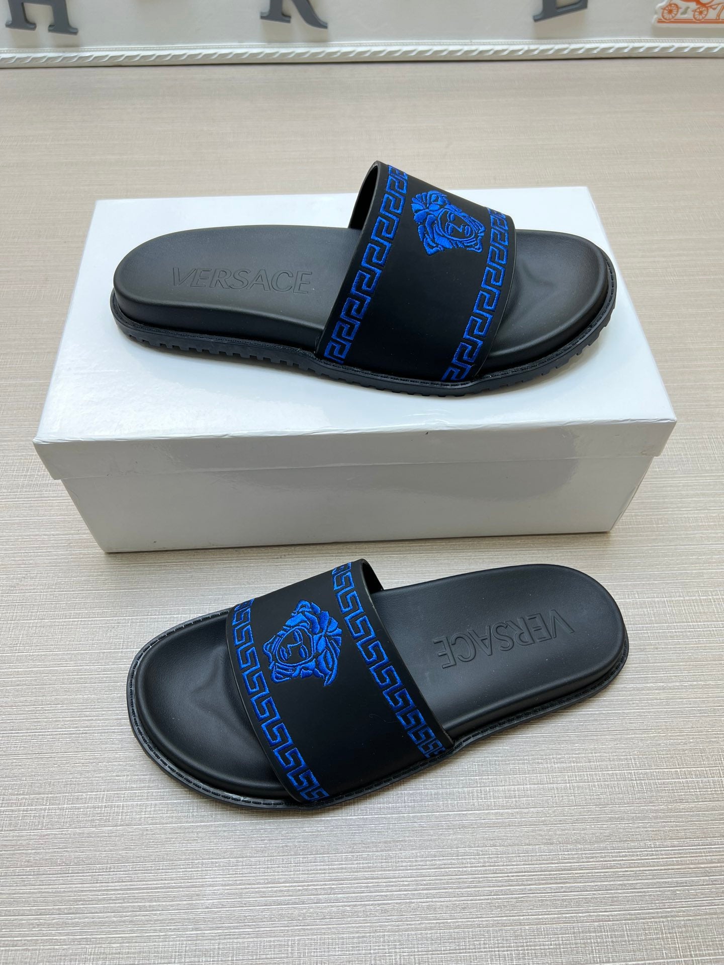 54V53ZDE Stylish slippers