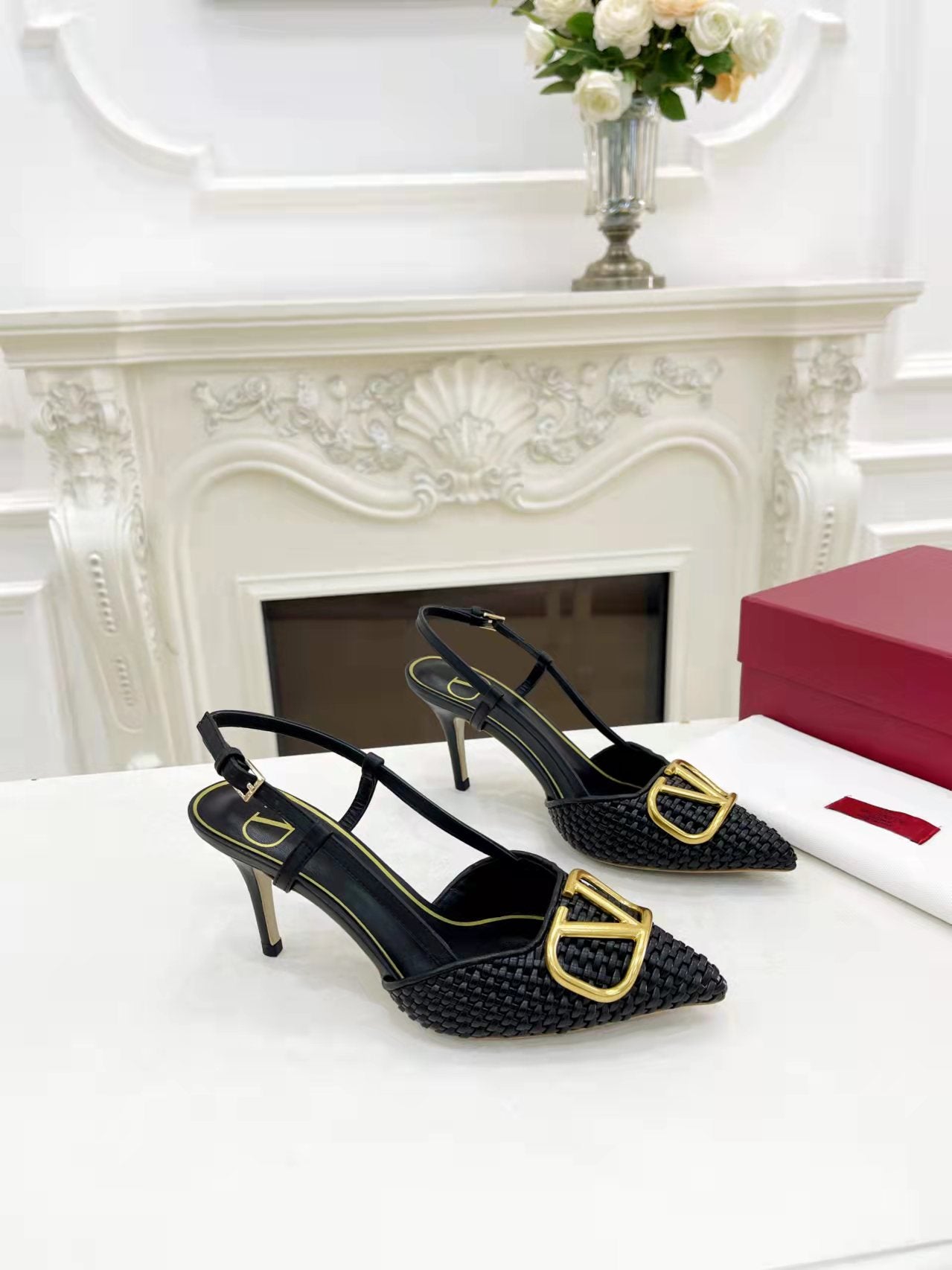 2YVL38ZDE Stylish leather  High heels