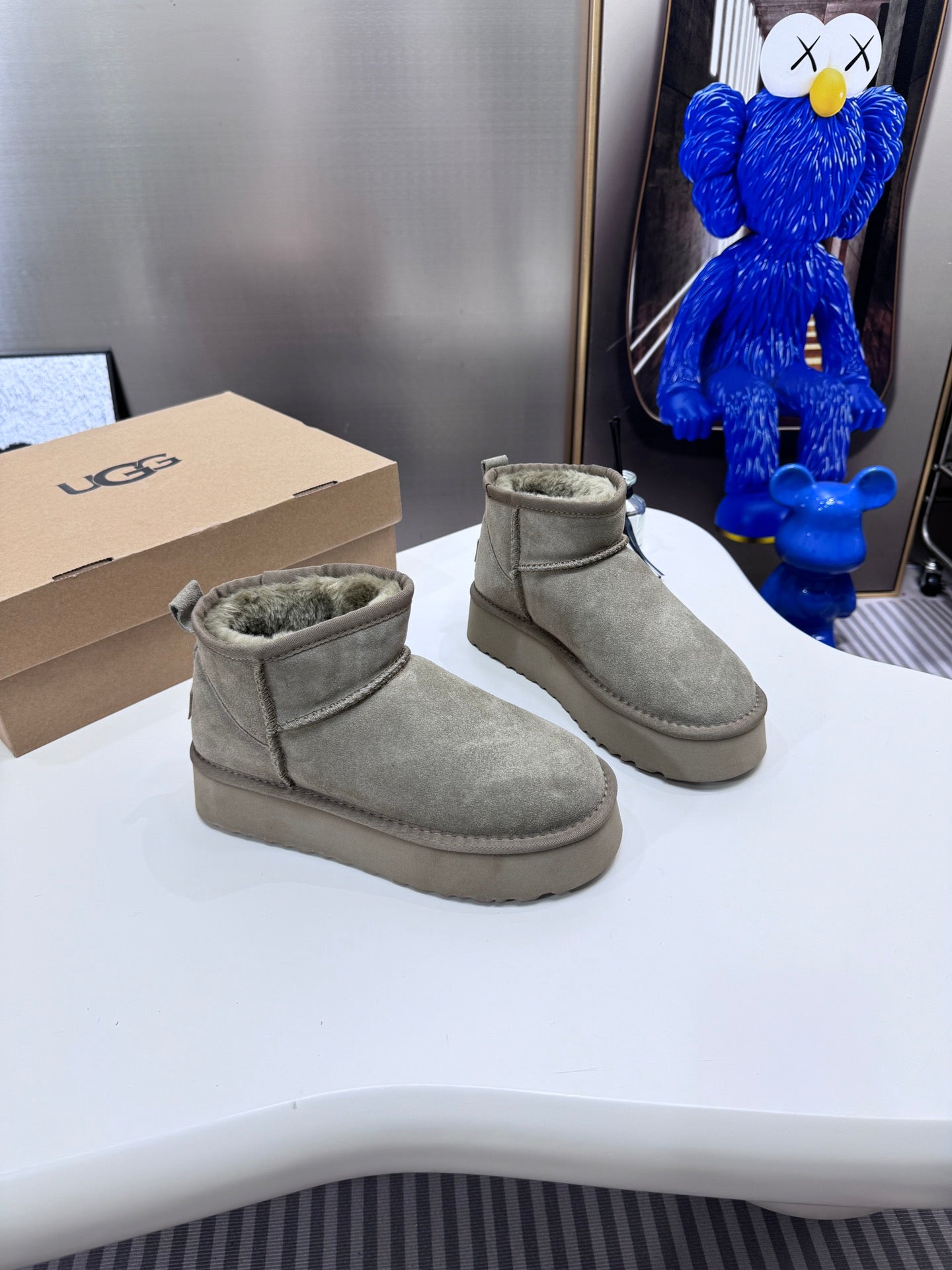 1LU9ZDE Stylish snow boots