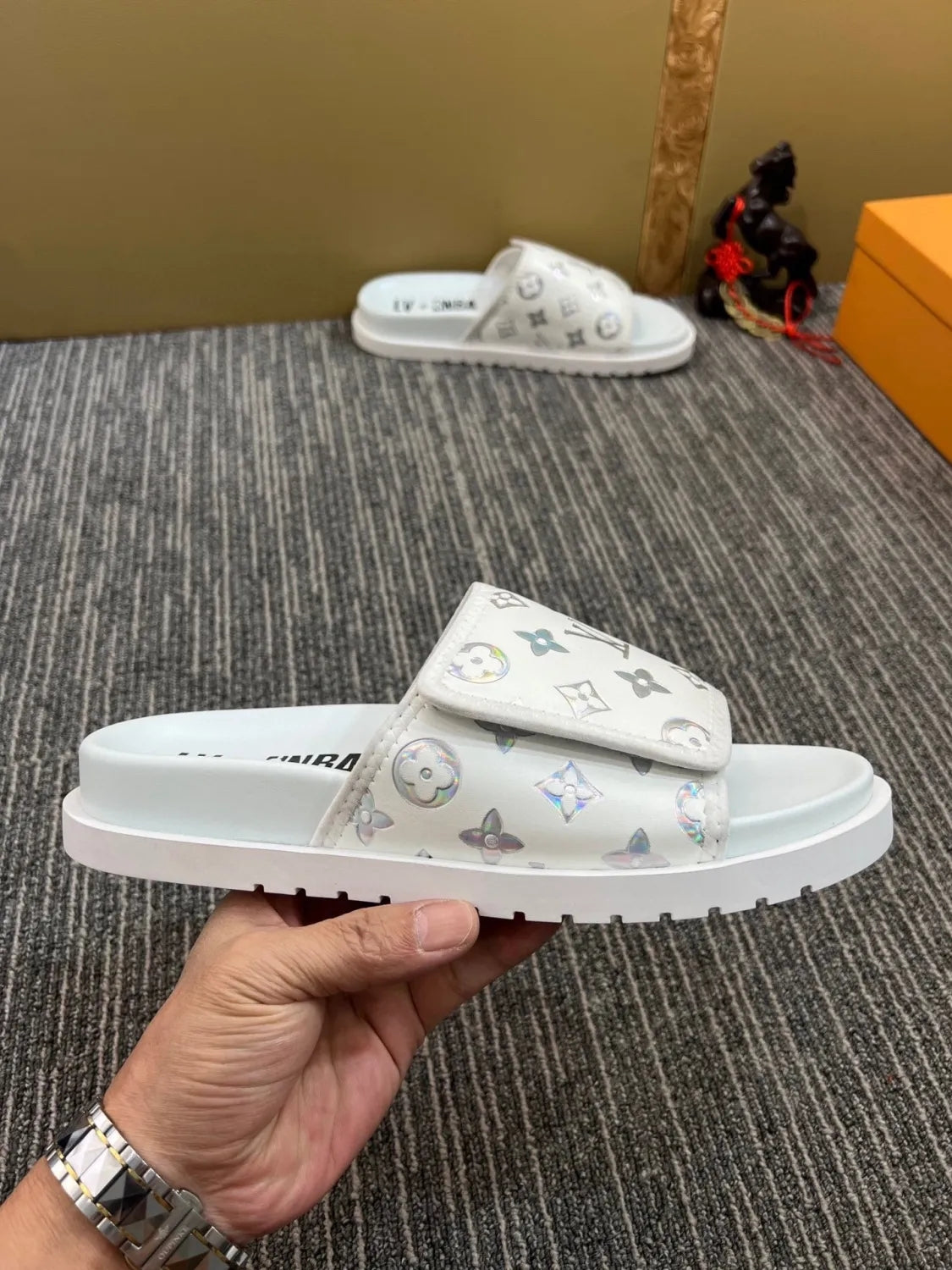 5YE47ZDE Stylish Slippers