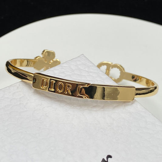 1YD30KDE Stylish Bracelets