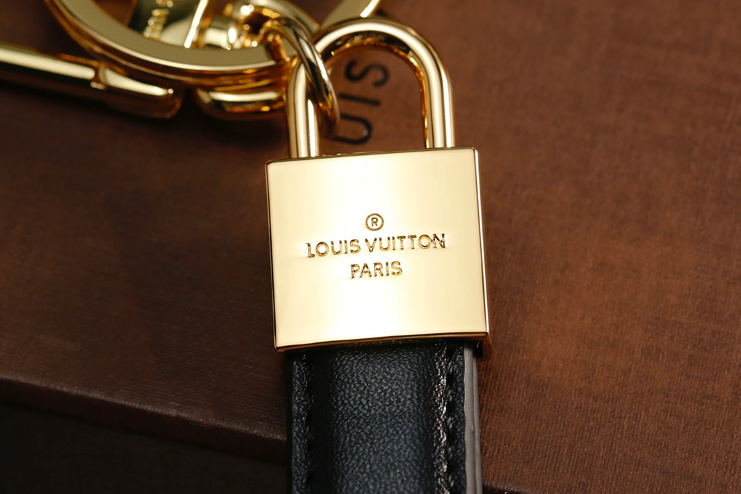 3RE28ADE Stylish key closure