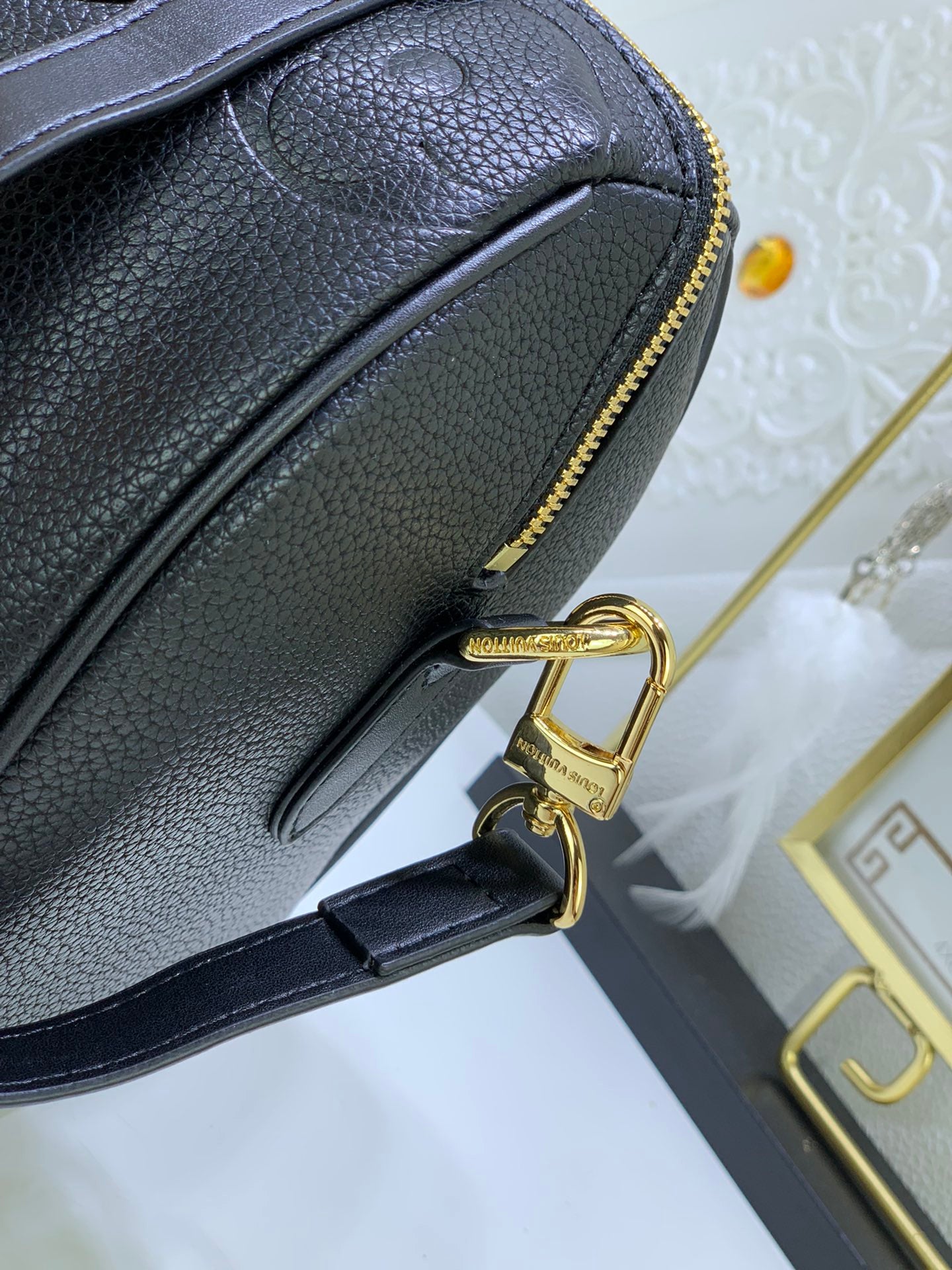 2XE138BDE Stylish leather bag 