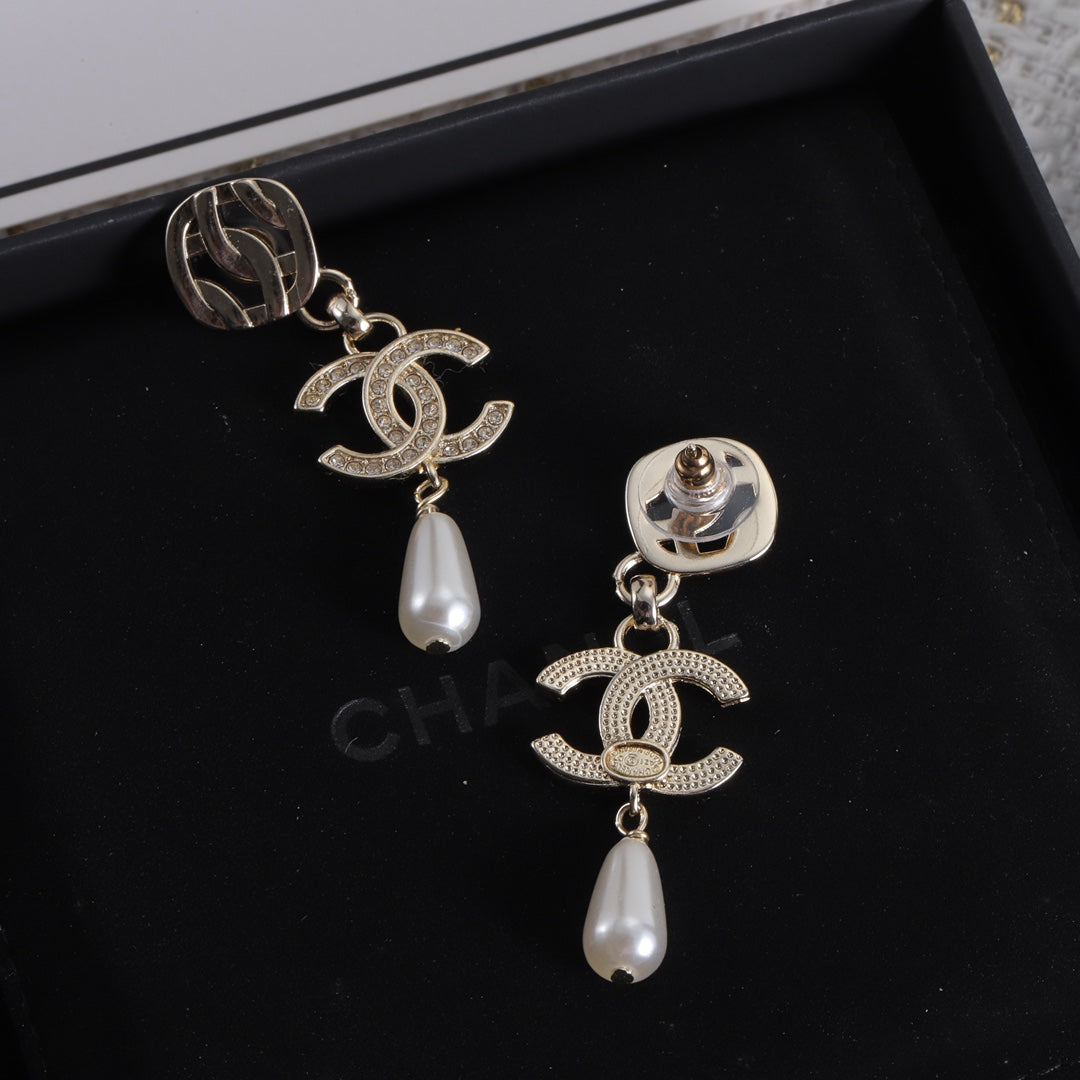 15QC8EDE Stylish Earrings