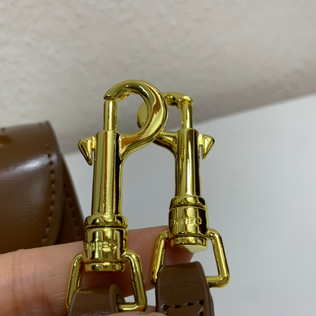 1XCL40BDE Stylish leather bag 