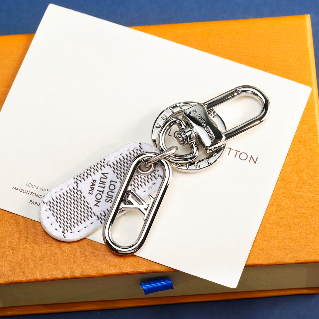 14E12ADE Stylish key closure