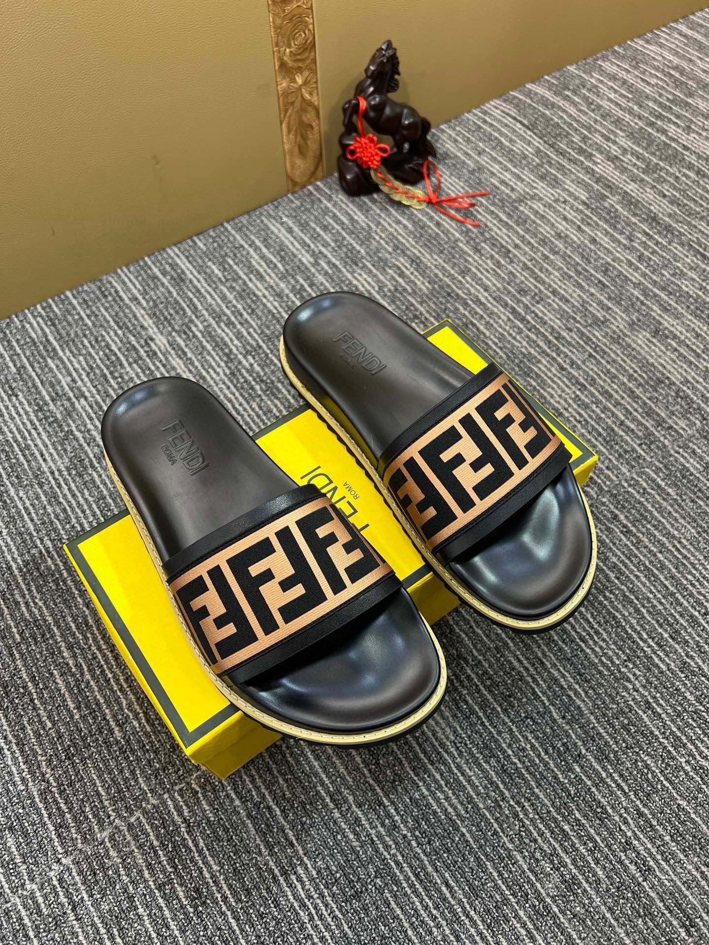 5YF111ZDE Stylish Slippers