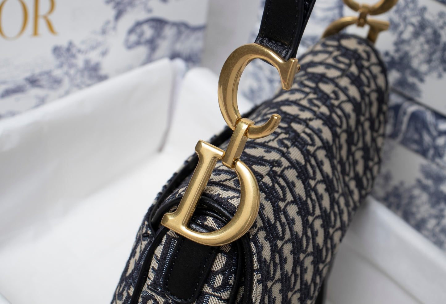 5D12BDE Stylish leather bag 