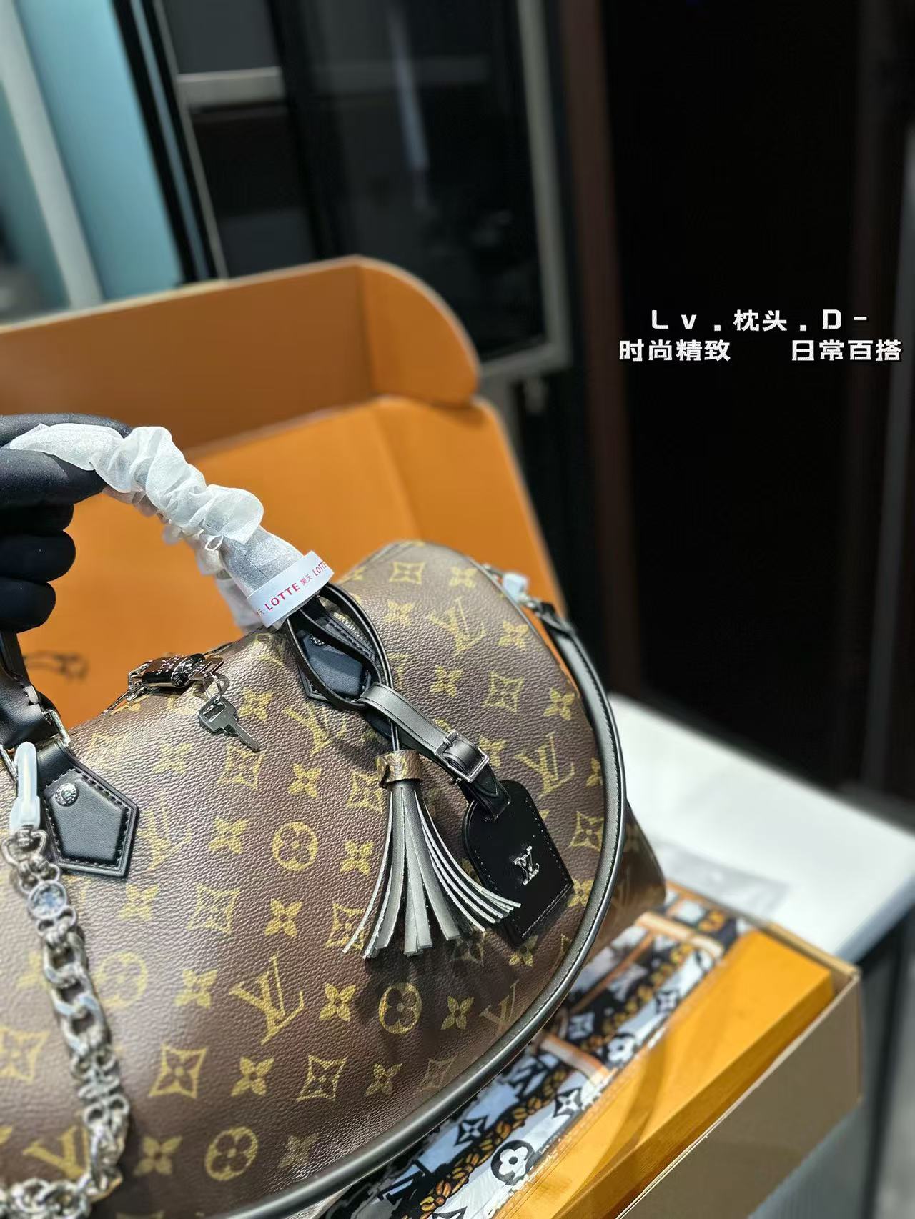 1WE22BDE Stylish leather bag