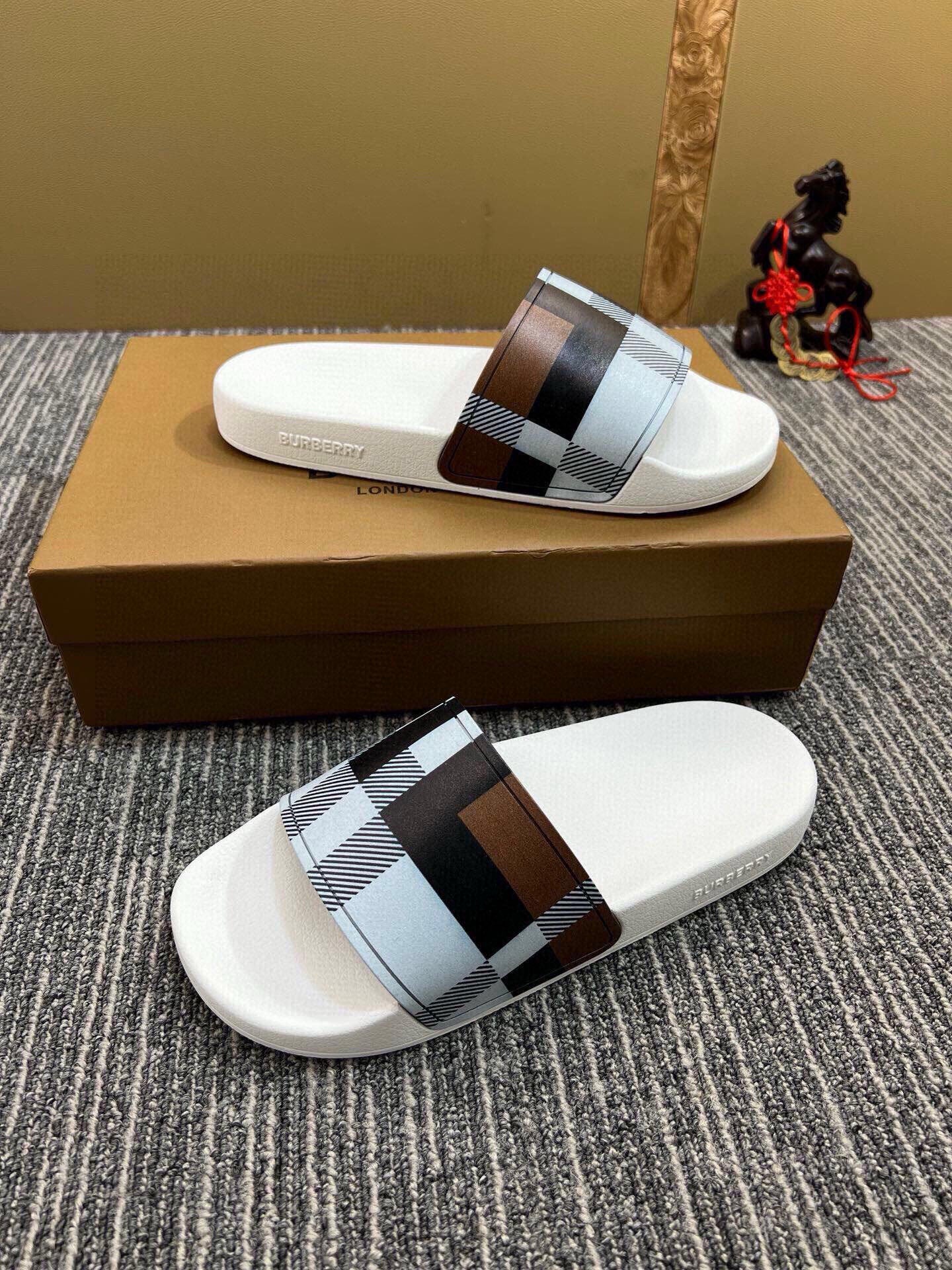 535ZR262ZDE Stylish Slippers