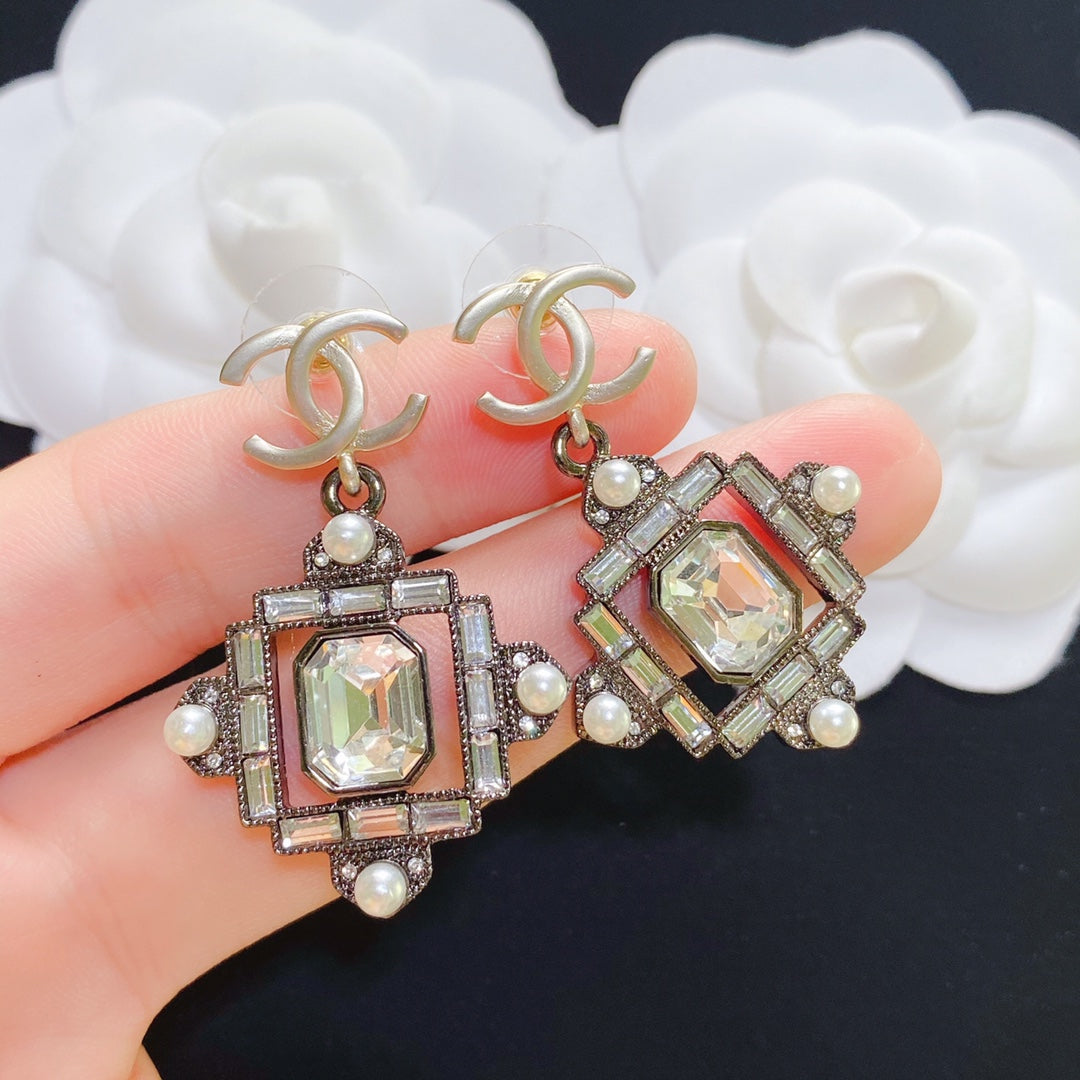 14C50EDE Stylish Earrings