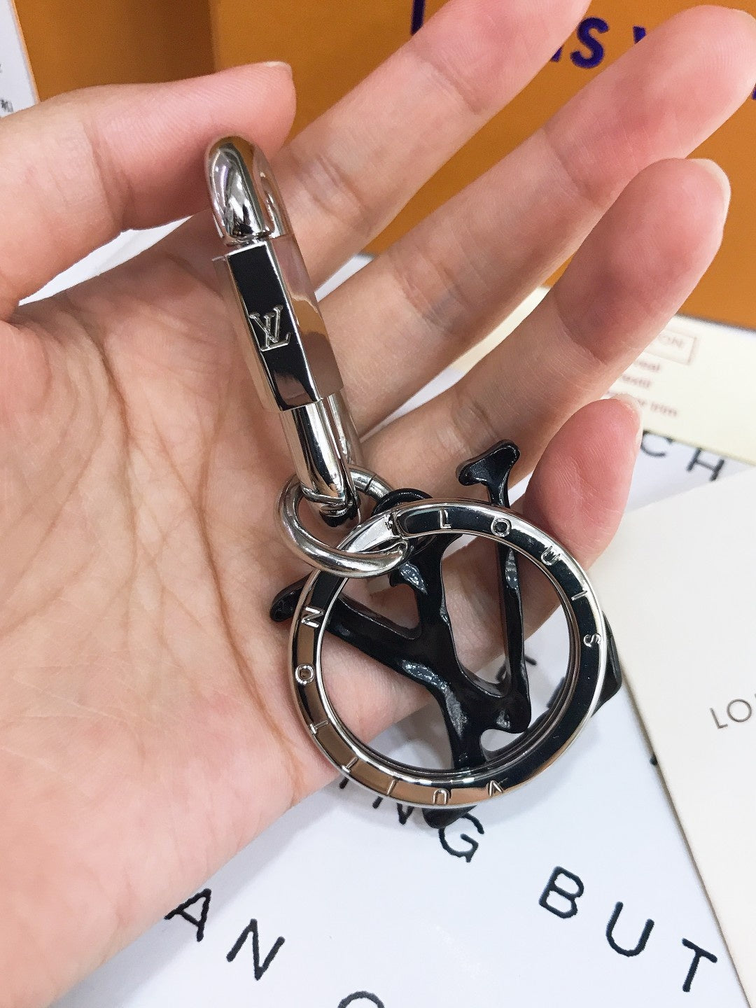 14E29ADE Stylish key closure