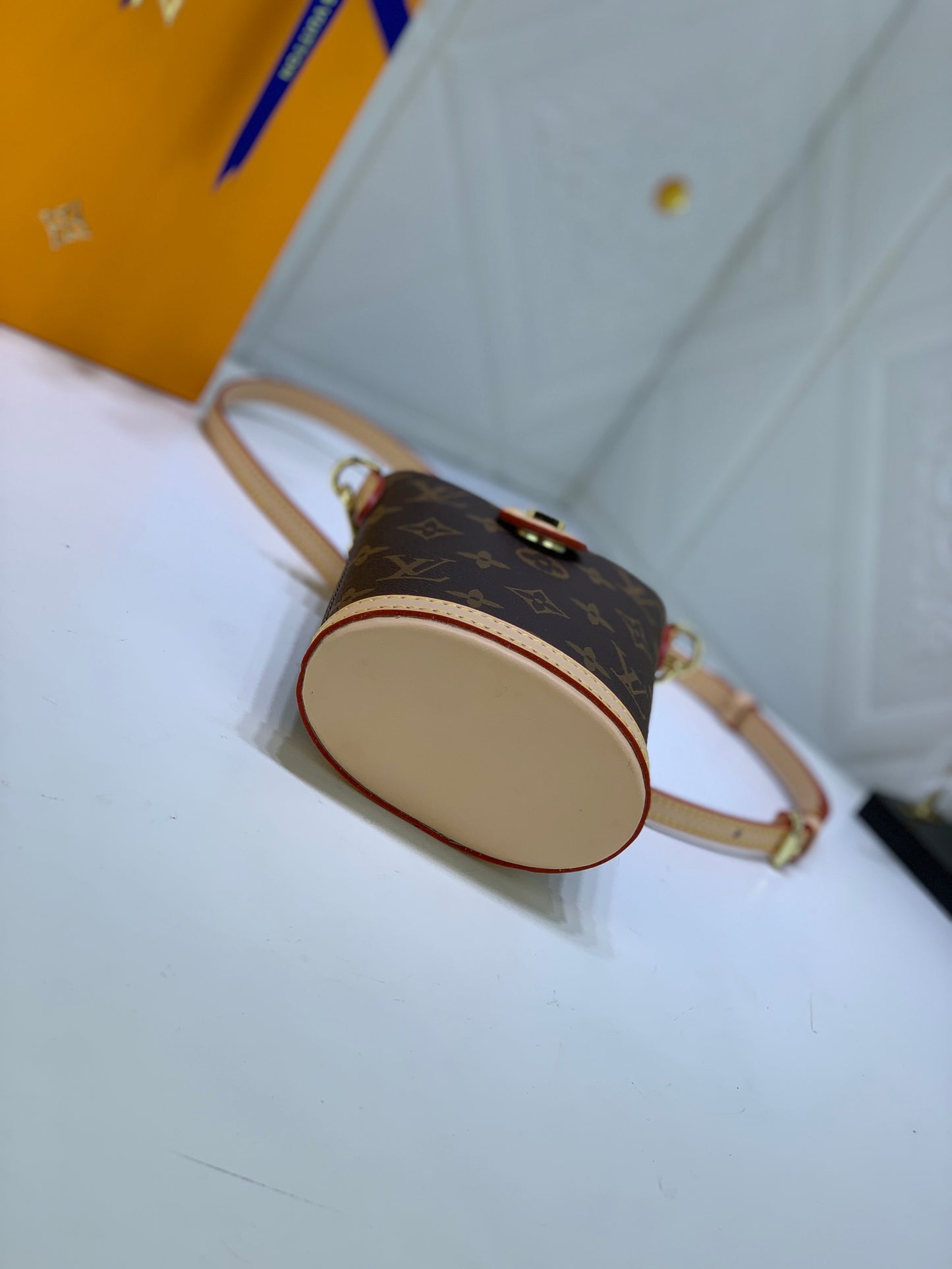 2WE48BDE Stylish leather bag