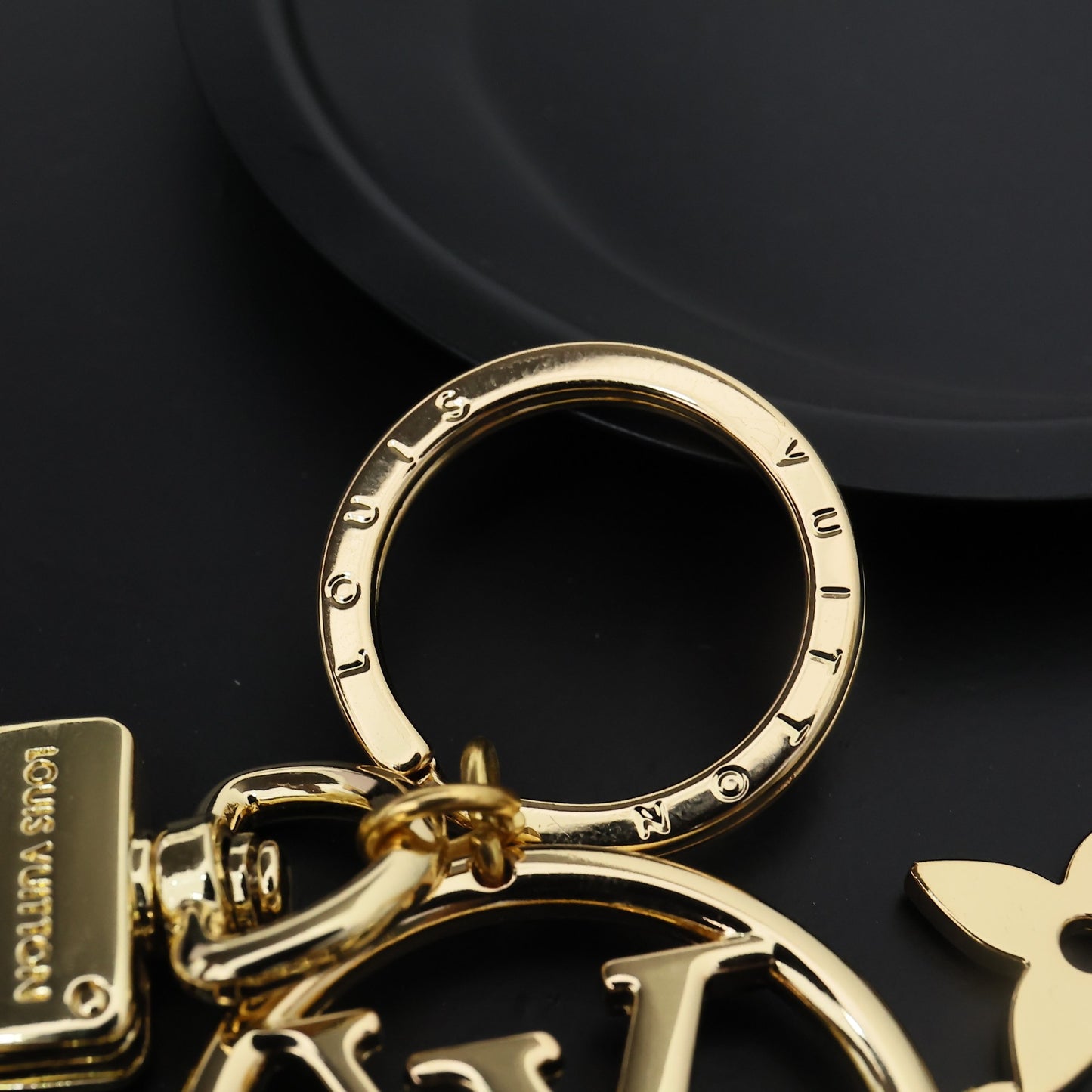 14E22ADE Stylish key closure