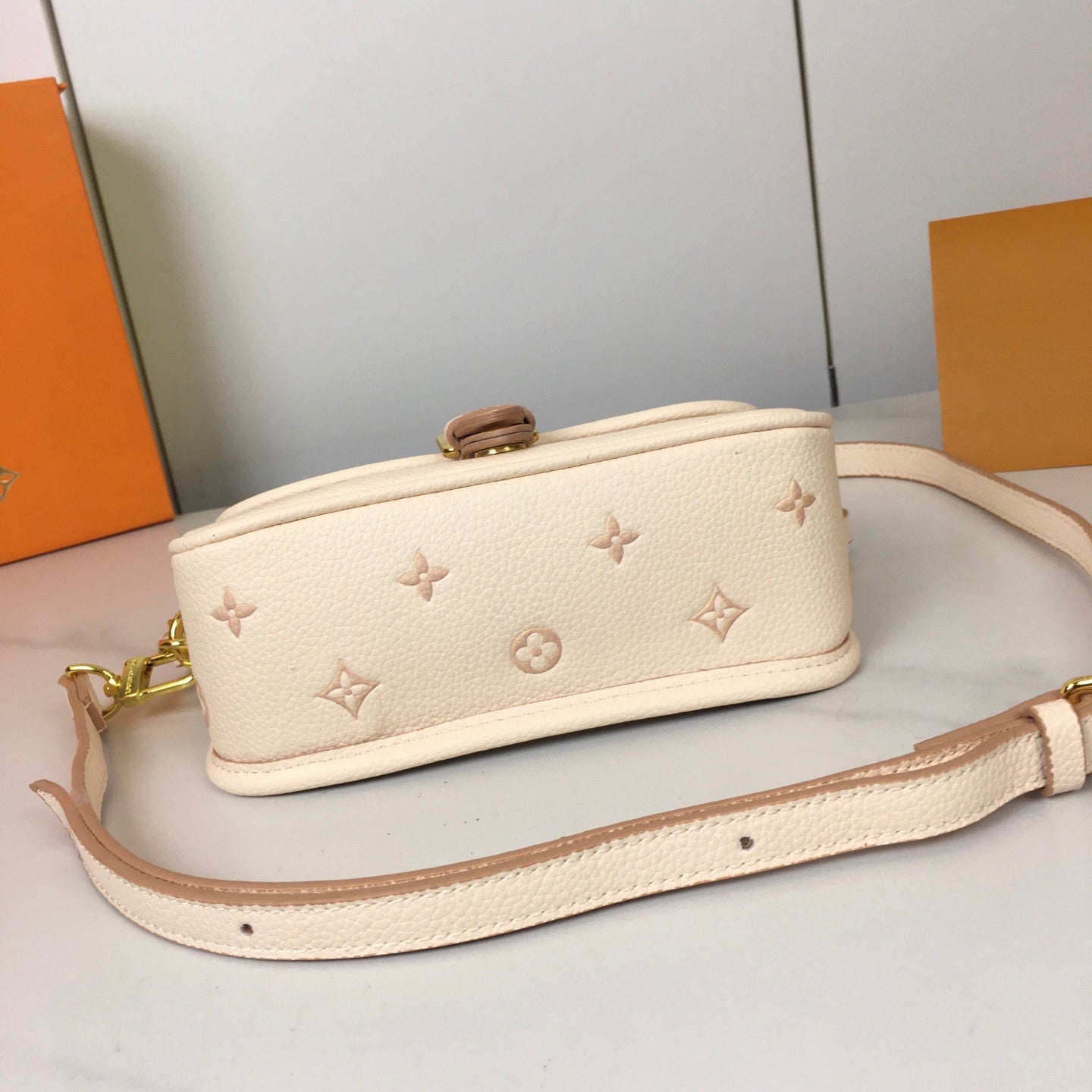 175NE8BDE Stylish leather bag