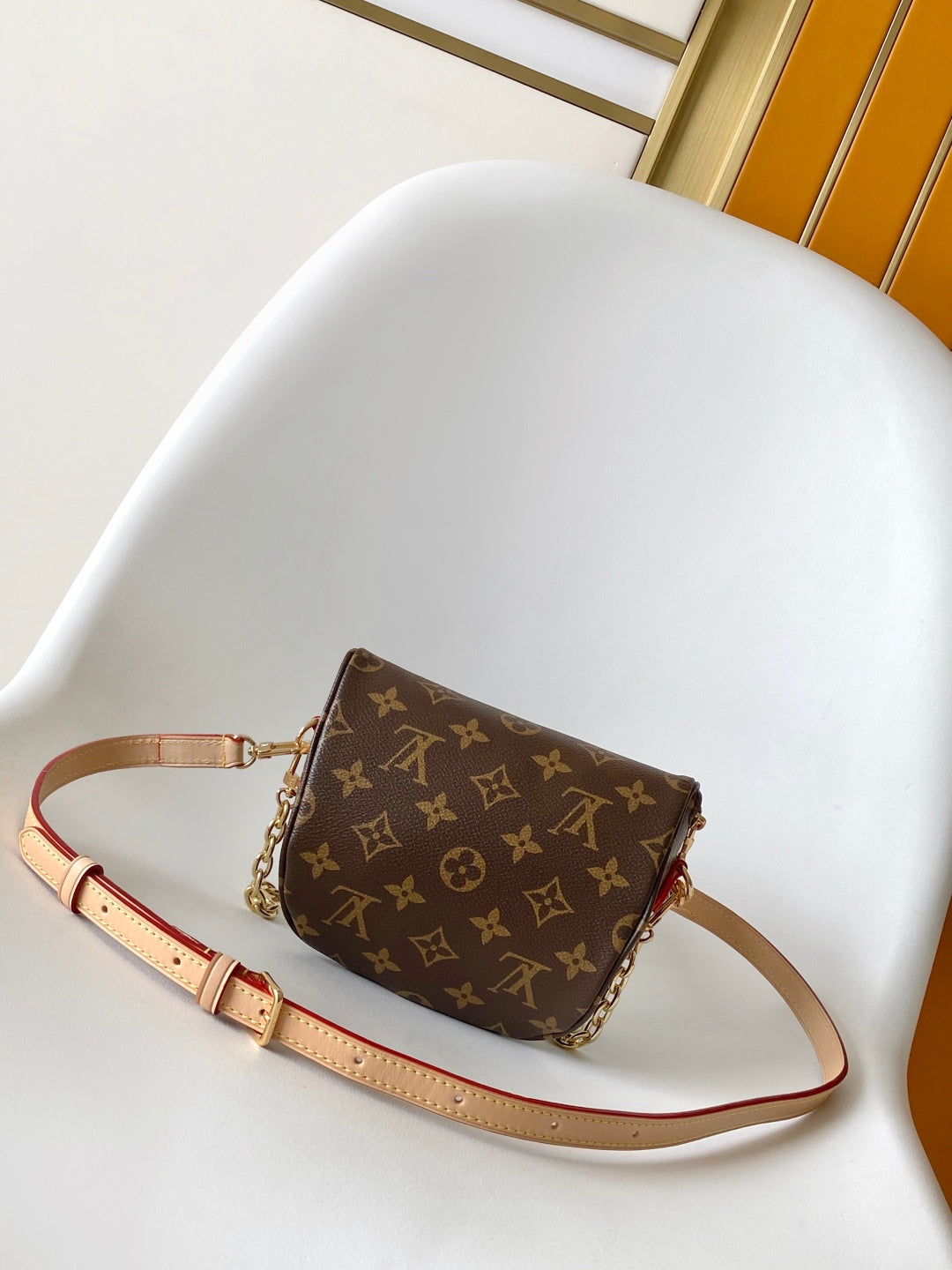 15RE37BDE Stylish leather bag