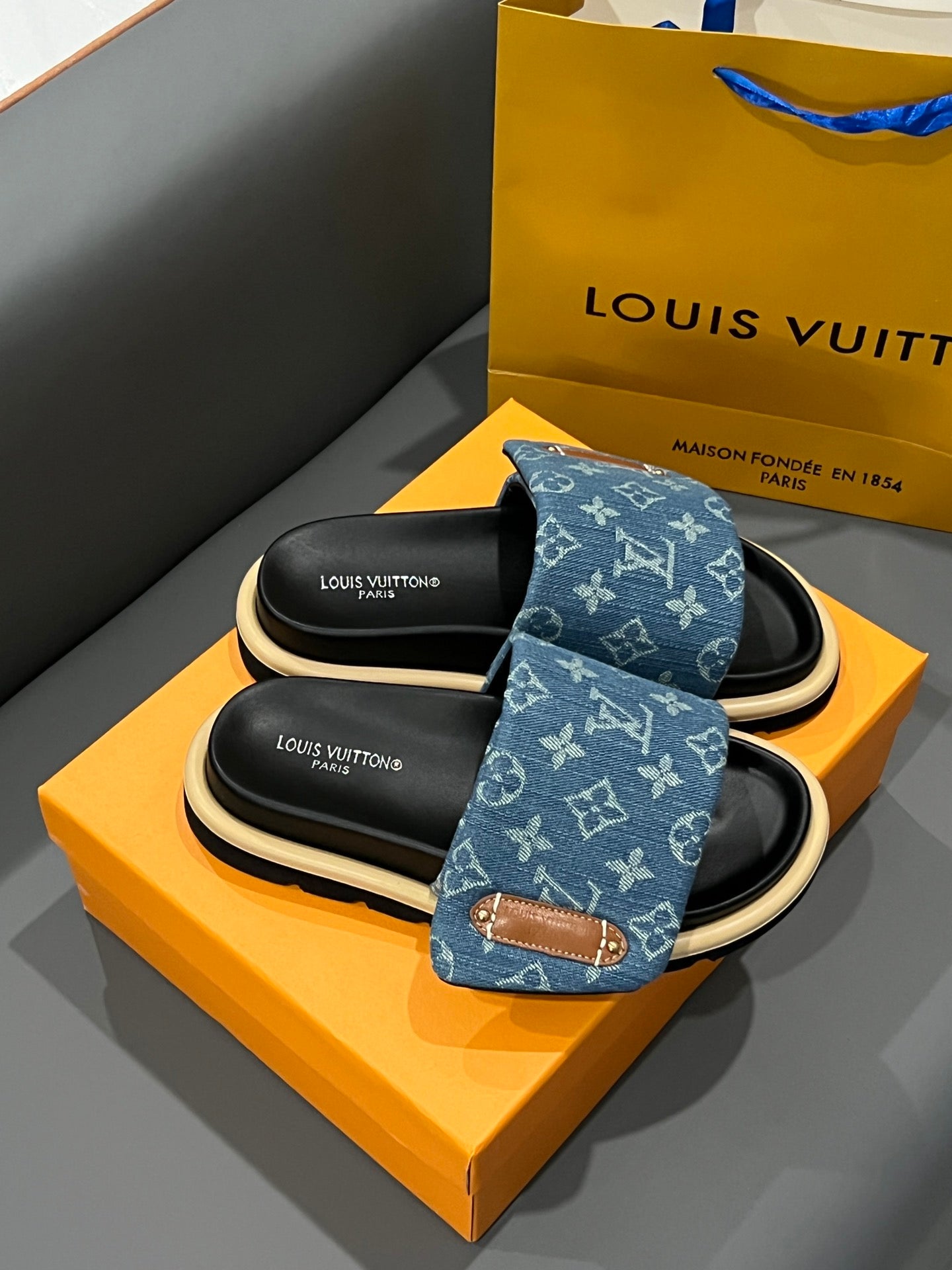 14E73ZDE Stylish Slippers