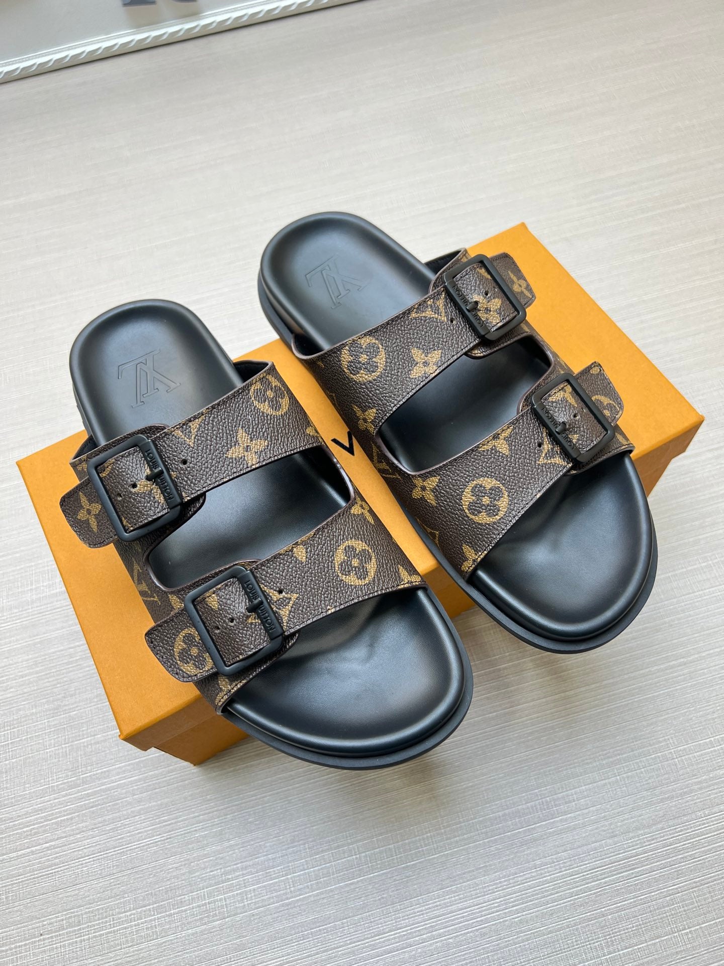 54E57ZDE Stylish slippers