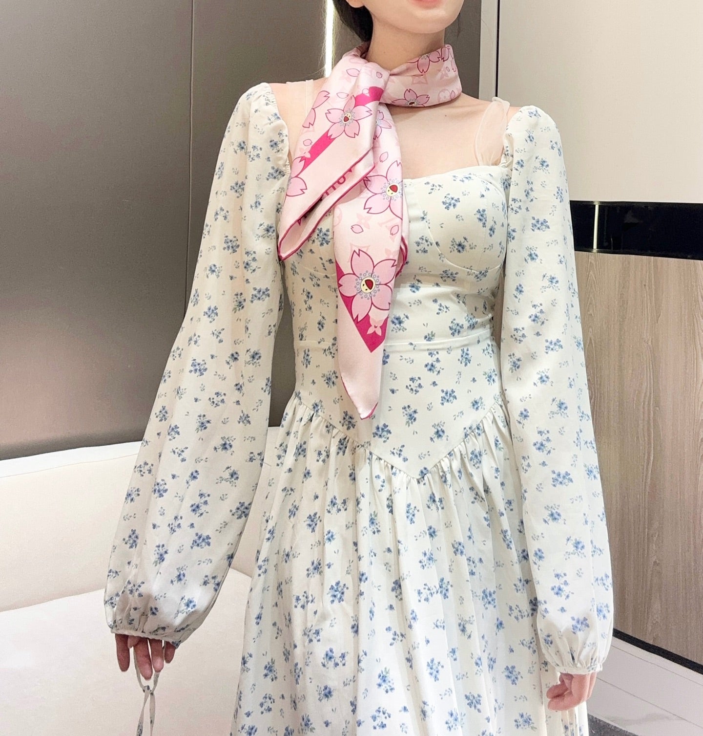 155NE62WDE Stylish Silk Scarve