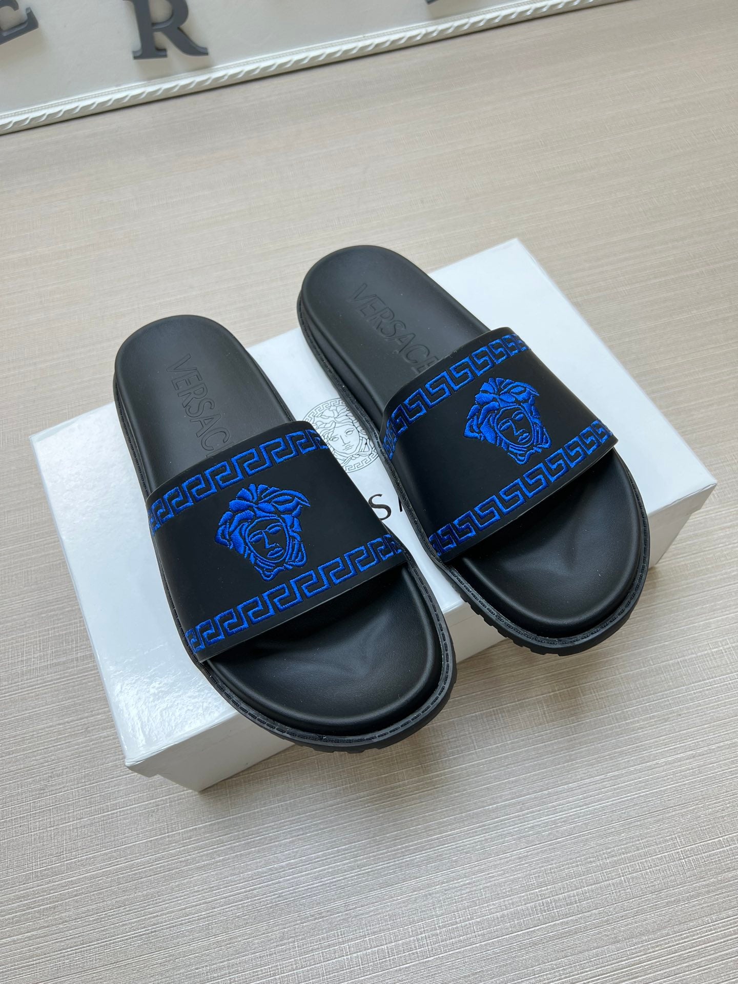 54V53ZDE Stylish slippers