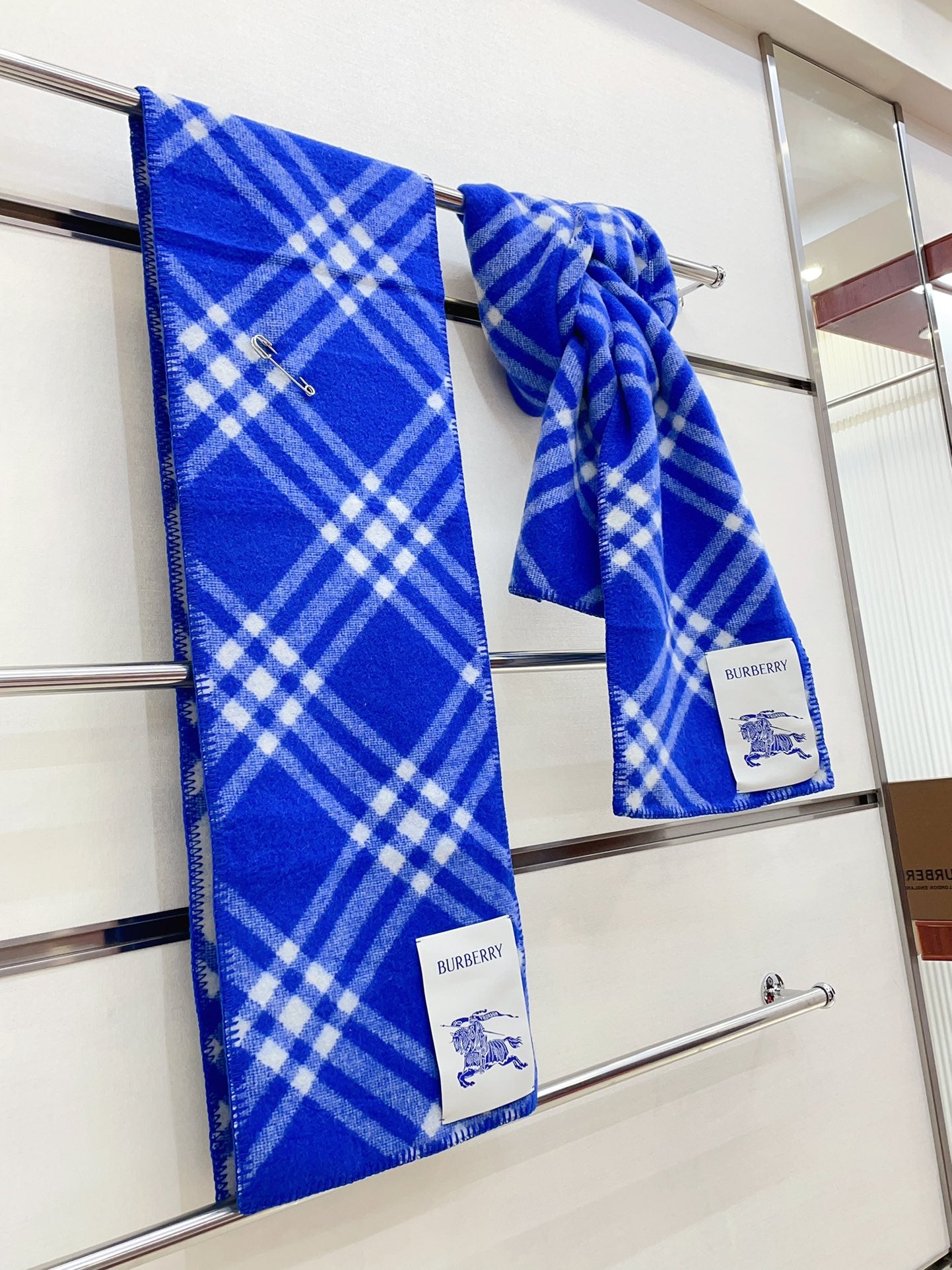 185ZR5WDE Stylish Winter Scarves