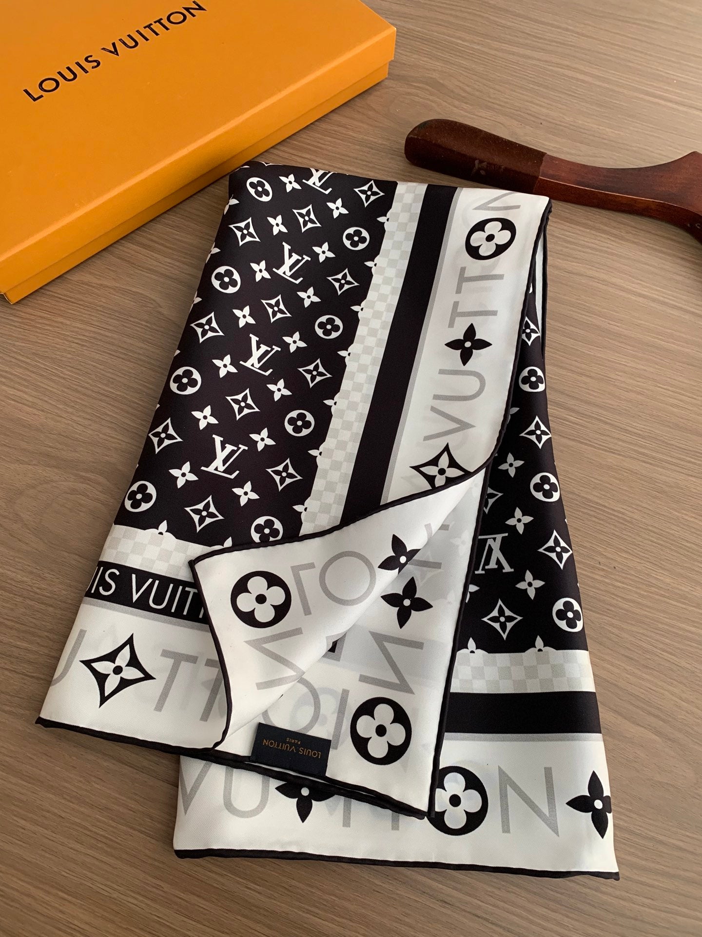 155NE7WDE Stylish Silk Scarve