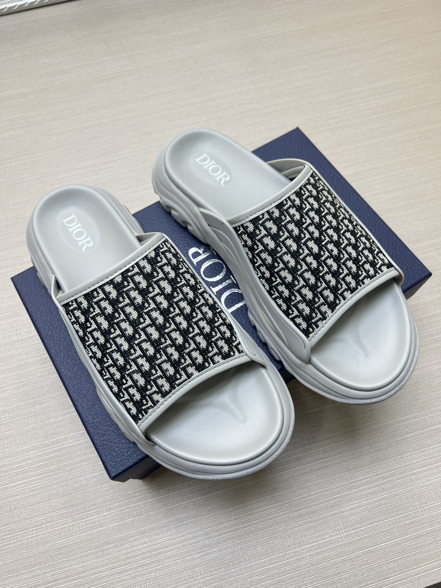 54D8ZDE Stylish slippers
