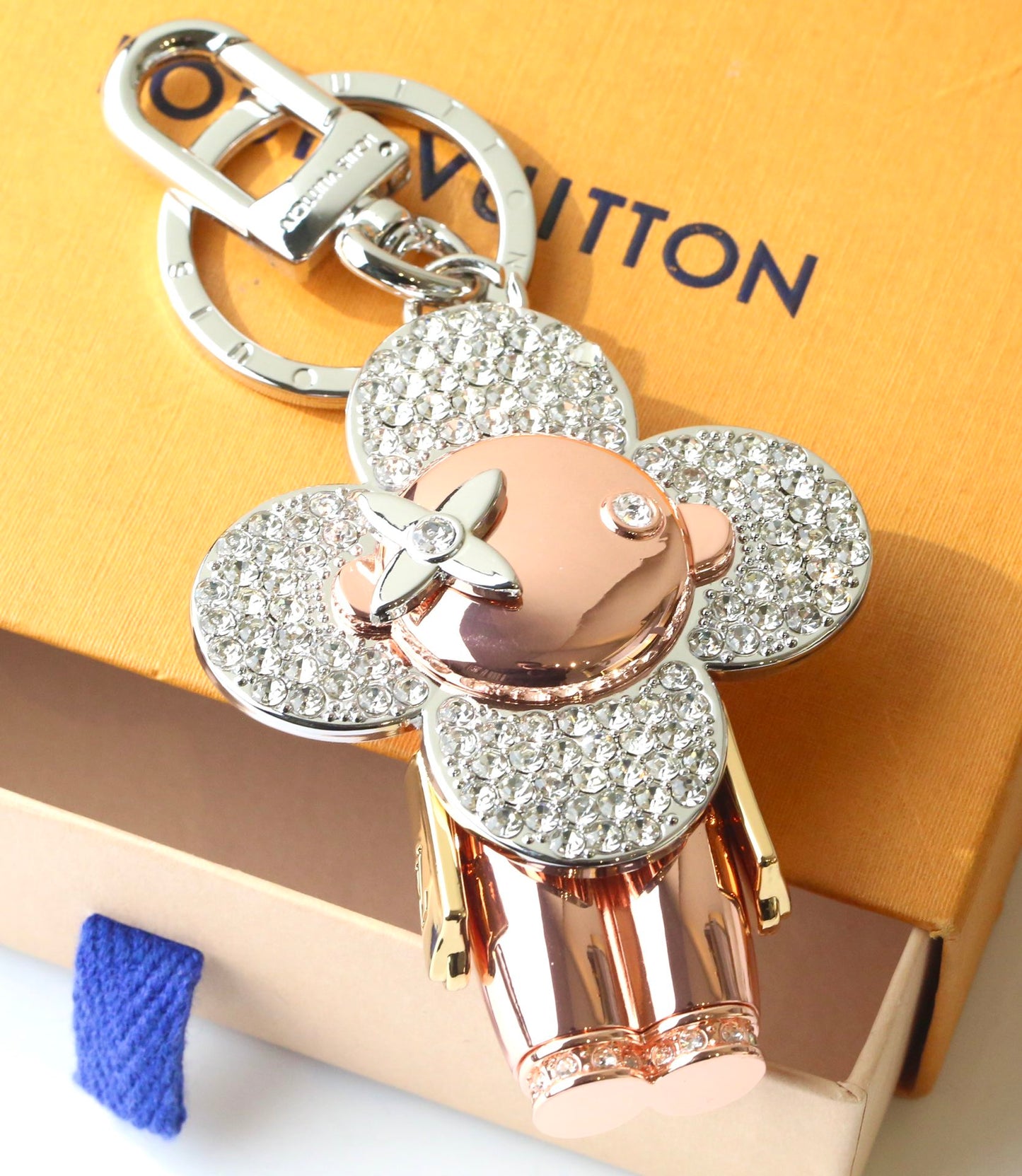 14E68ADE Stylish key closure