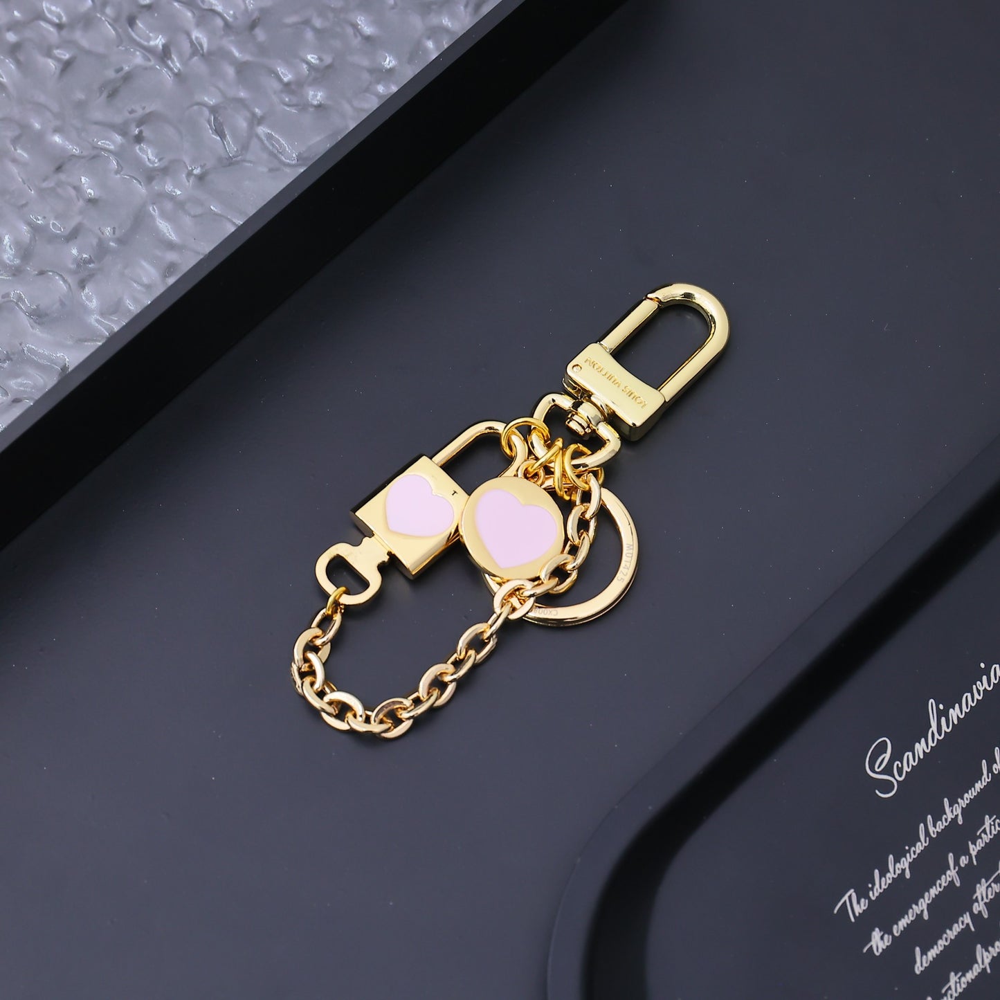 14E18ADE Stylish key closure