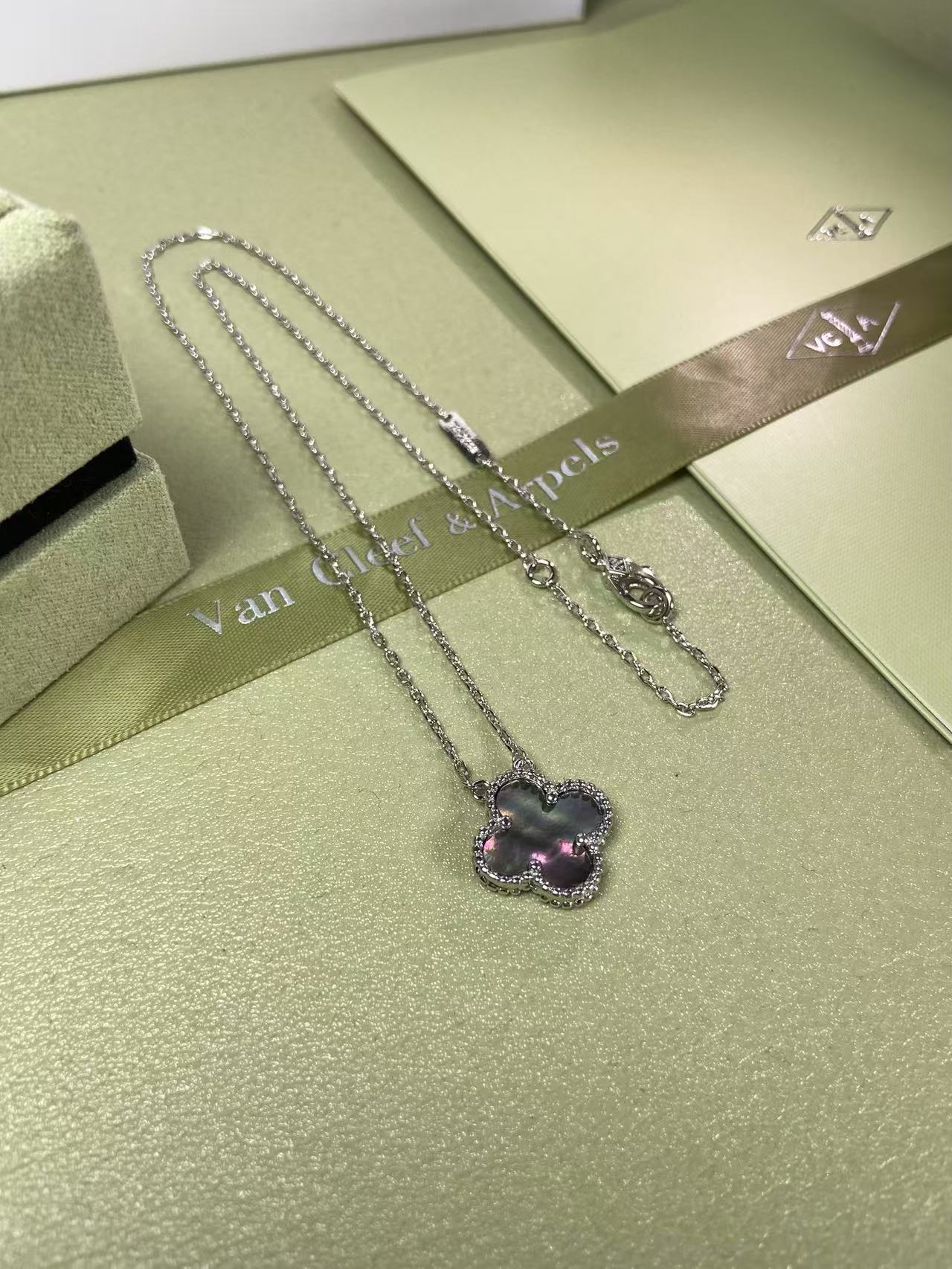 575NVA16XDE Stylish Necklace