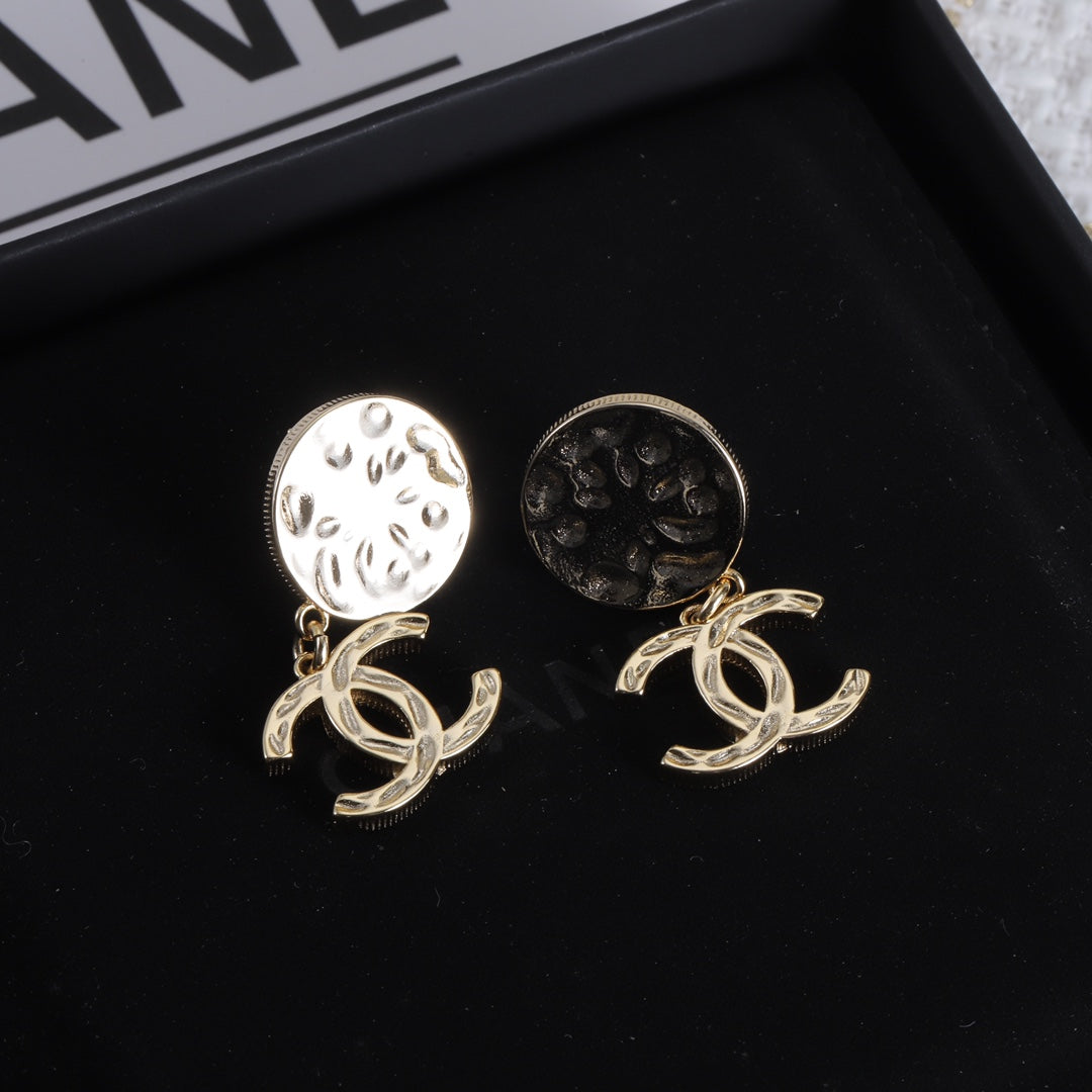 15QC7EDE Stylish Earrings