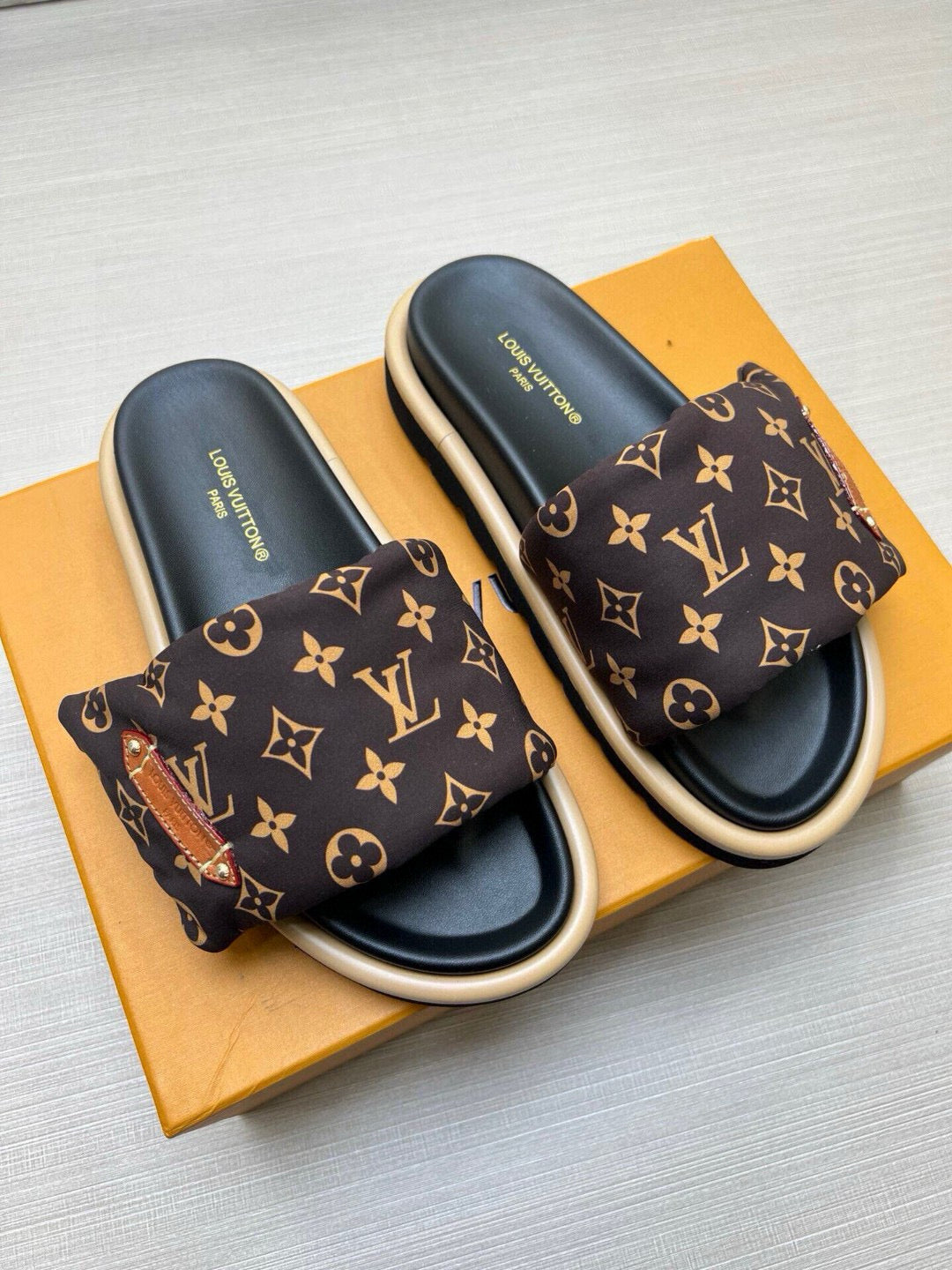 5QE9ZDE Stylish Slippers
