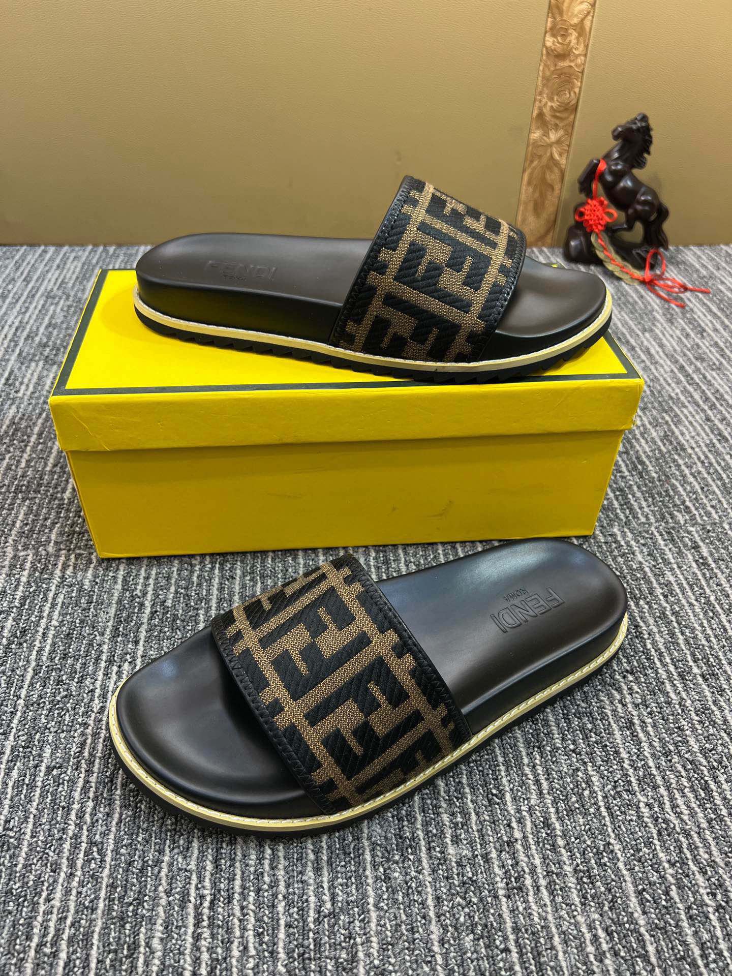 5XF105ZDE Stylish Slippers