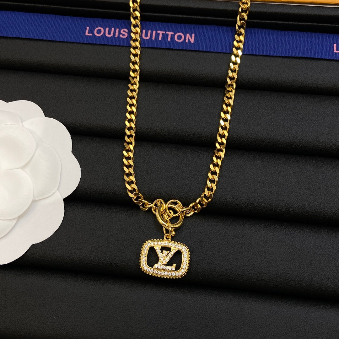 1NE216XDE Stylish Necklaces