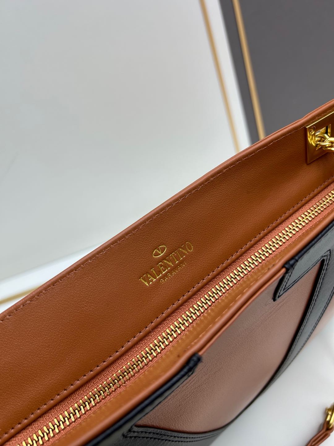 2WVL47BDE Stylish leather bag