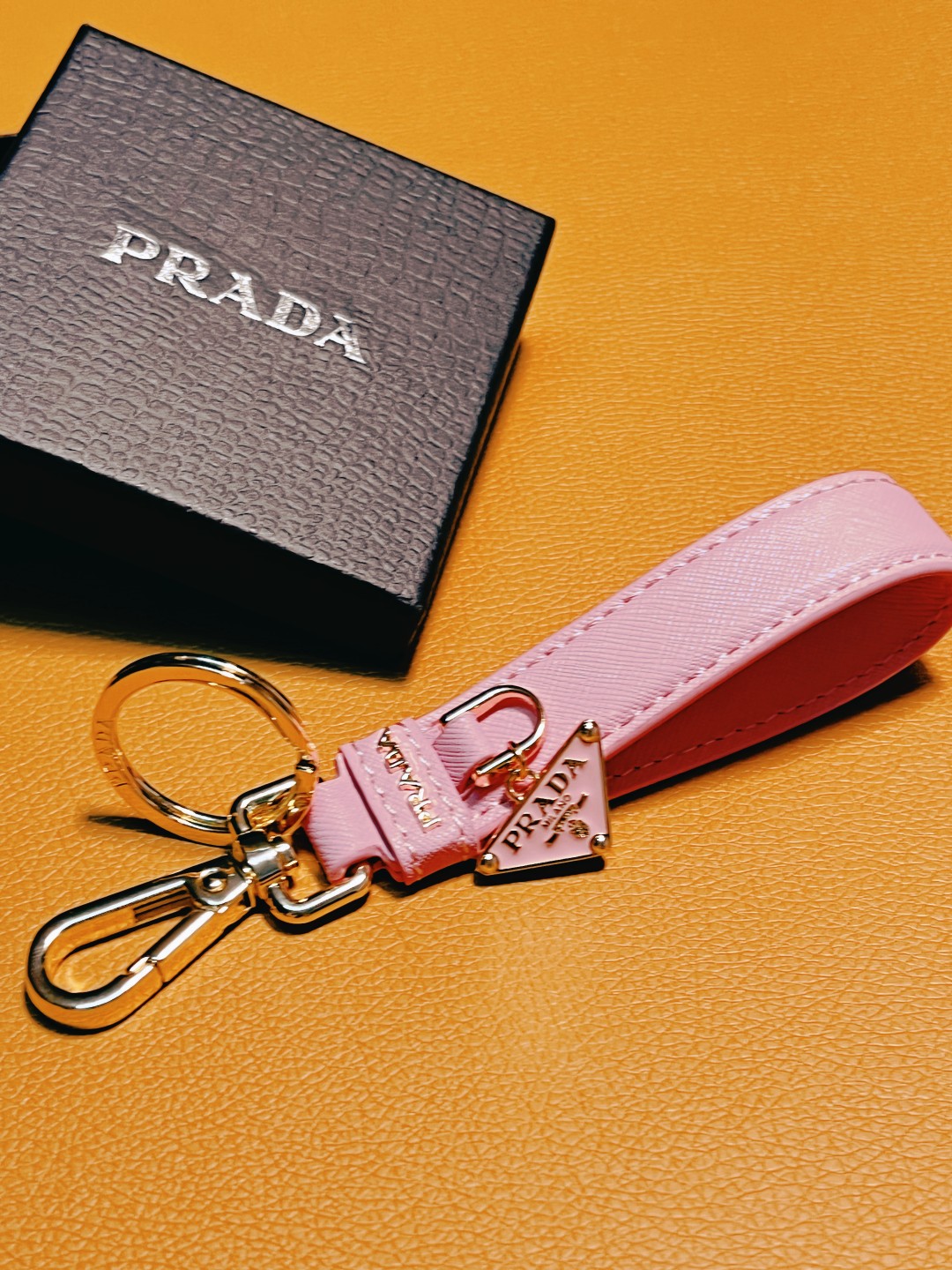 14PD27ADE Stylish key closure