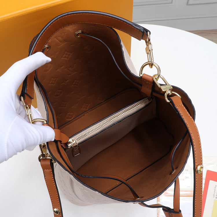 1E81BDE Stylish leather bag 