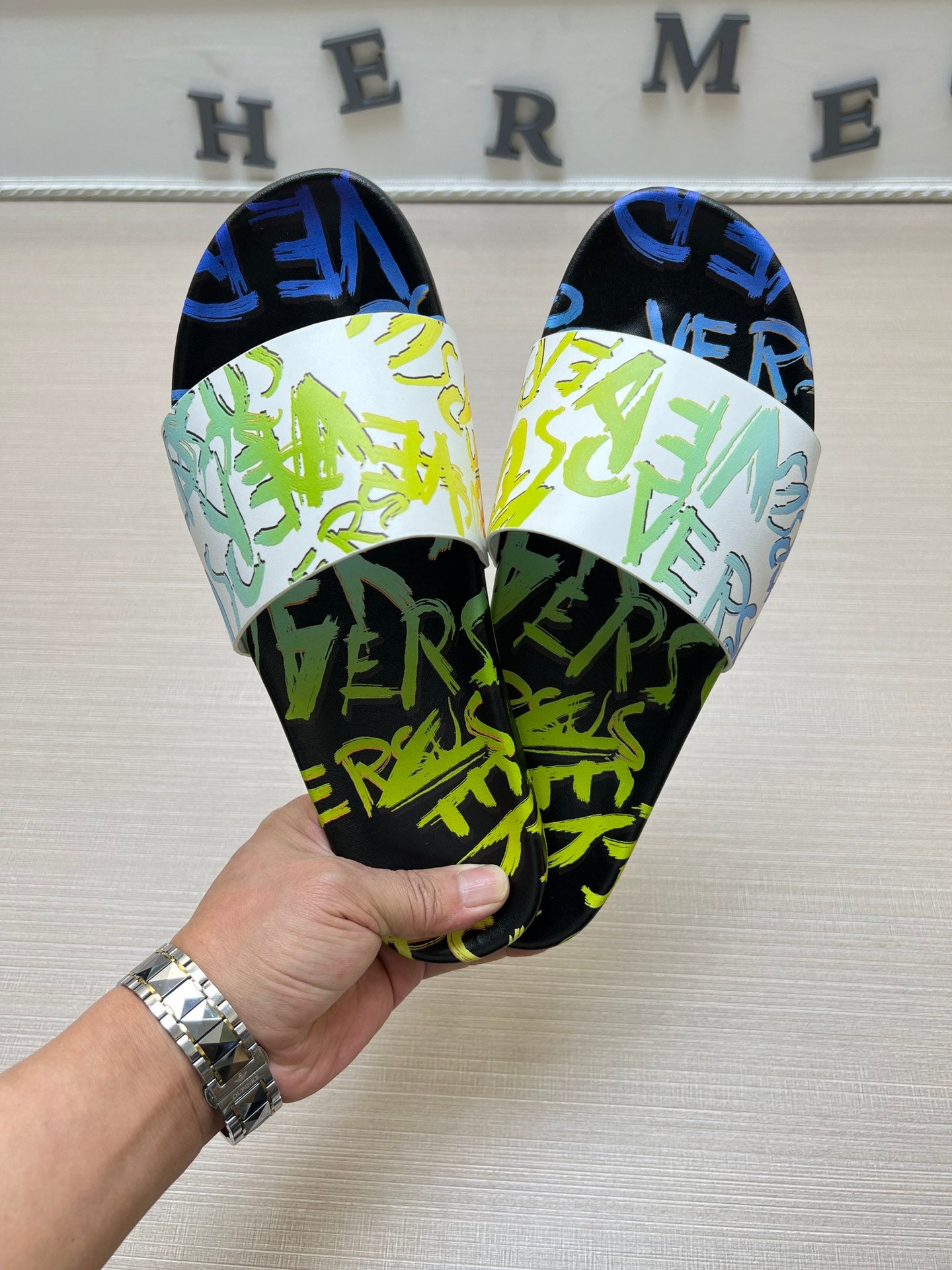 54V94ZDE Stylish slippers