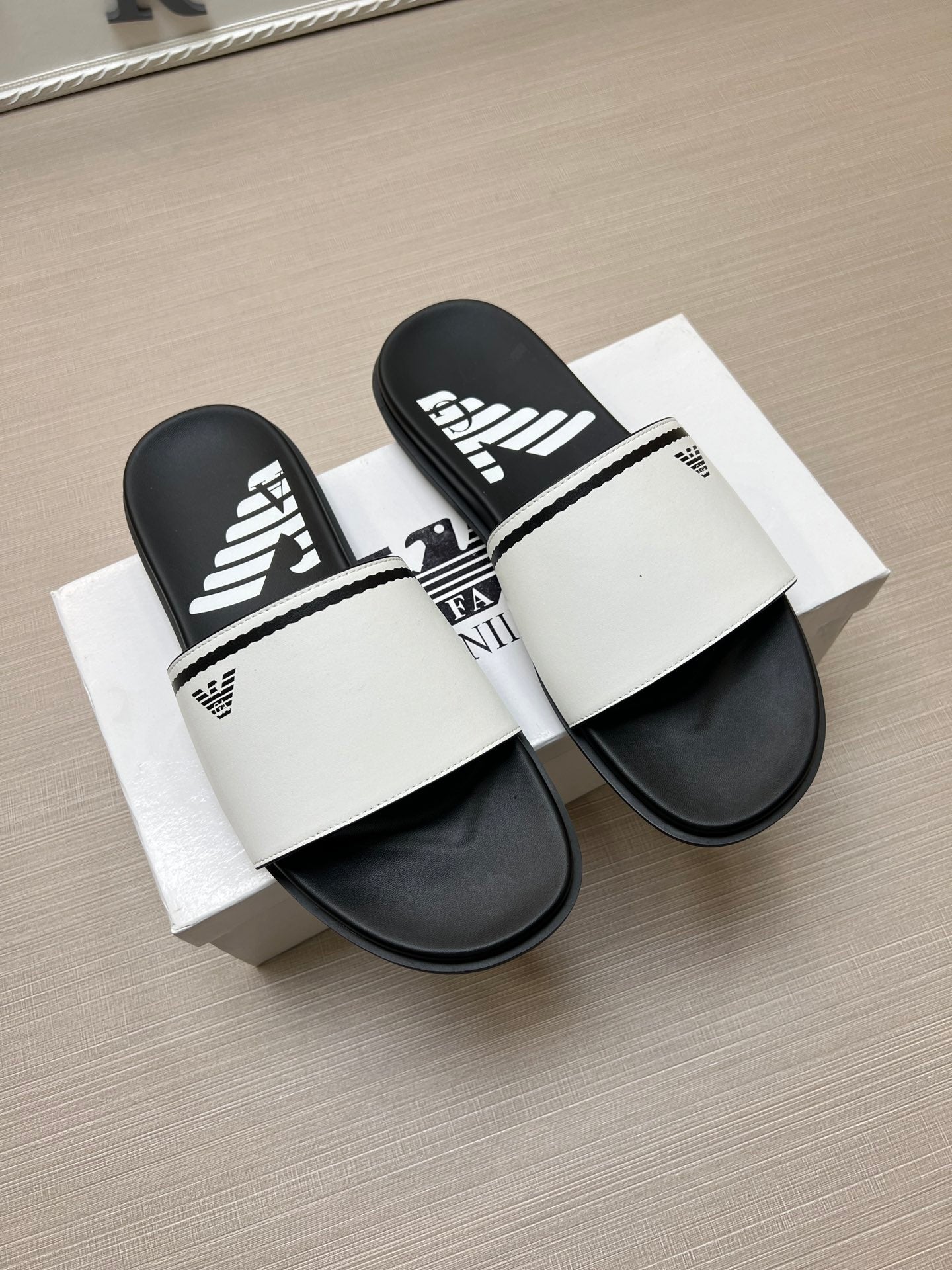 54A103ZDE Stylish slippers