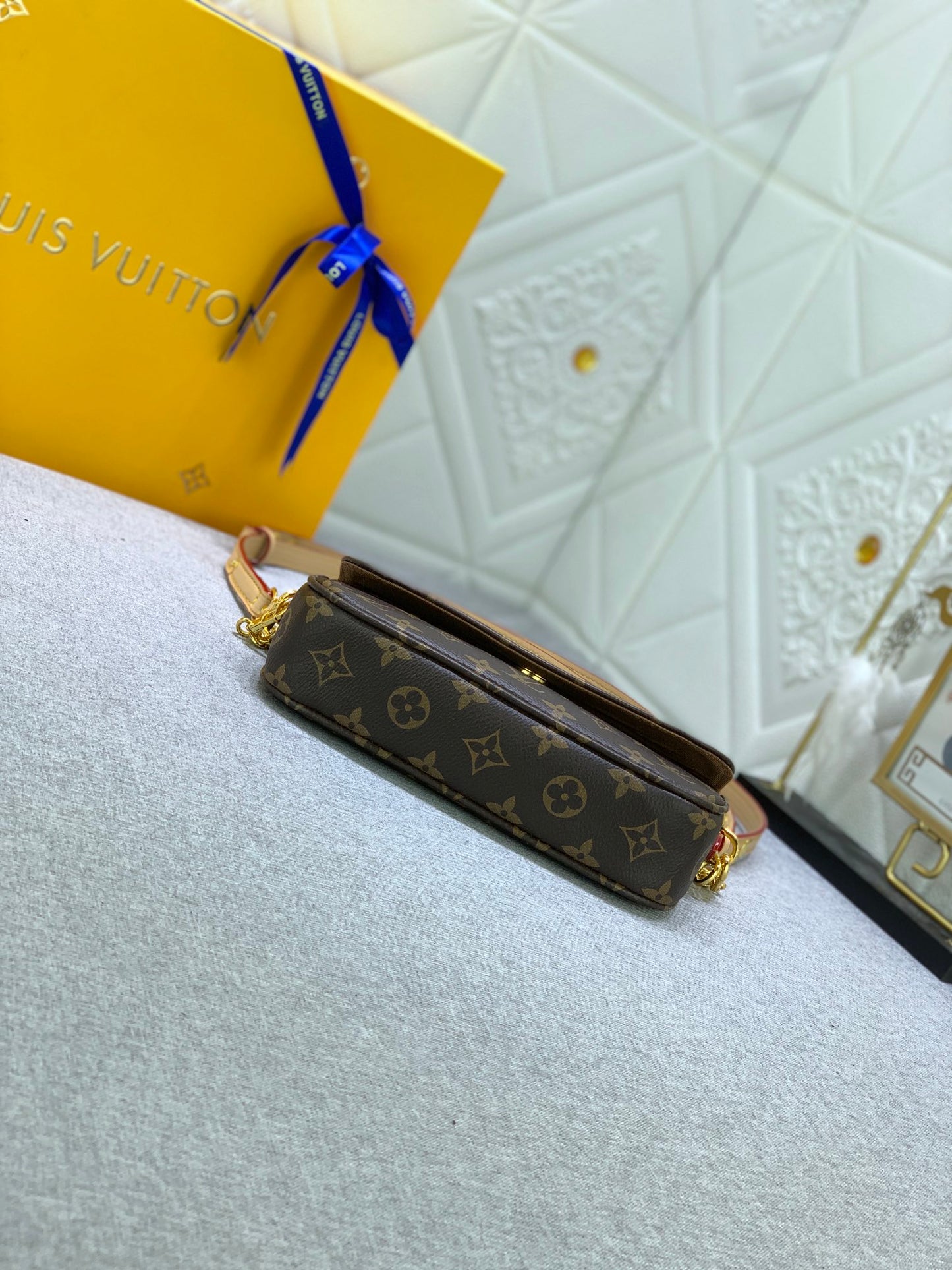 1XE64BDE Stylish leather bag 