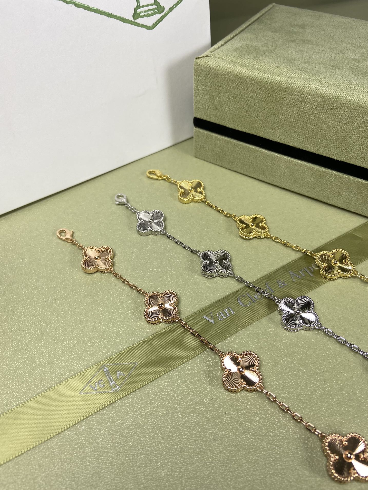 5XVA183KDE Stylishbracelets 6 flowers mini size 0.9cm flower