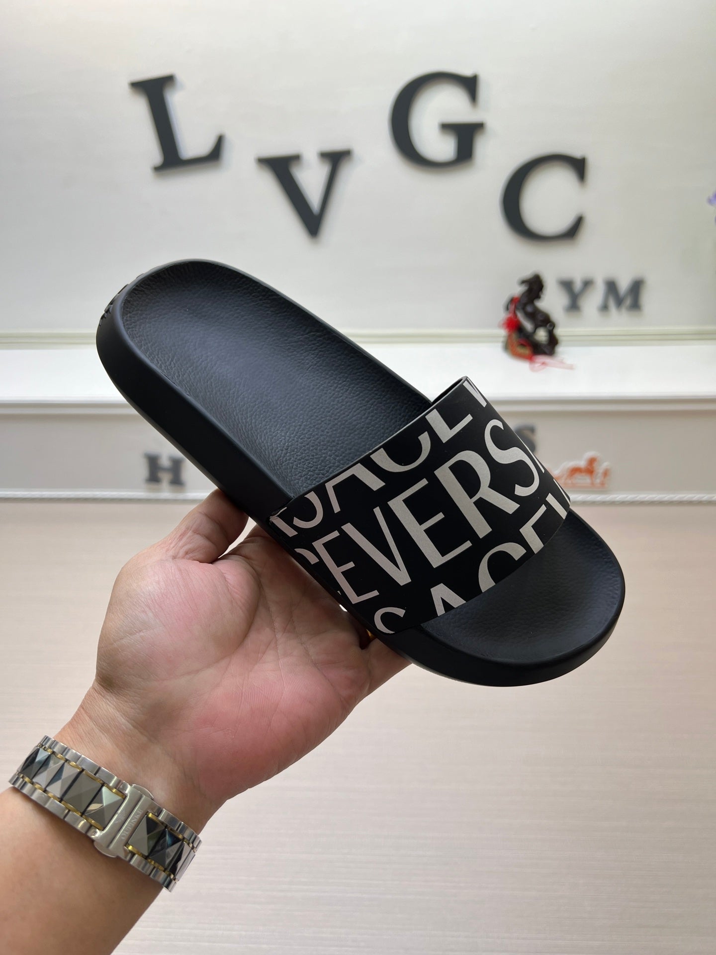 54V108ZDE Stylish slippers