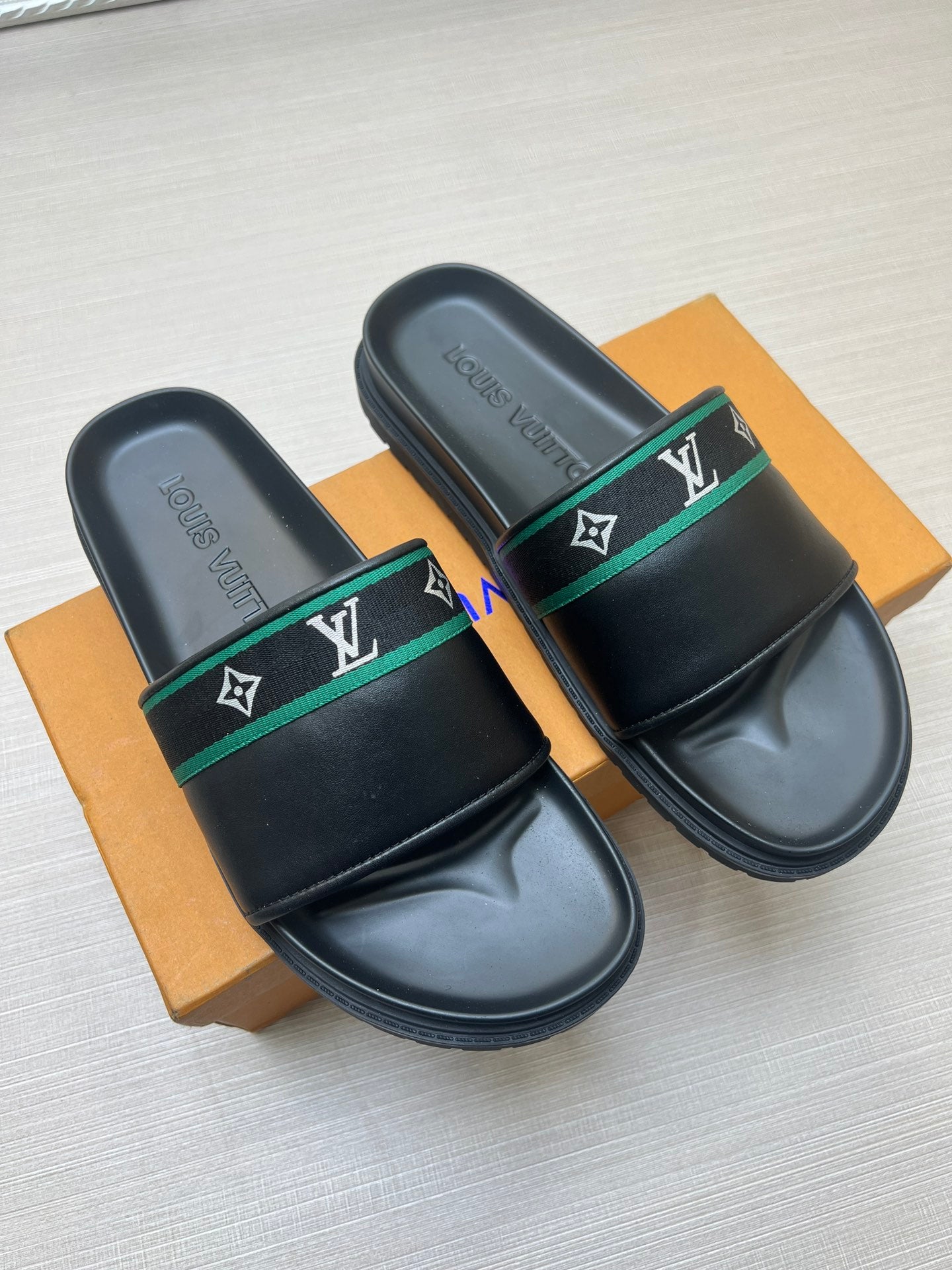 54E10ZDE Stylish slippers