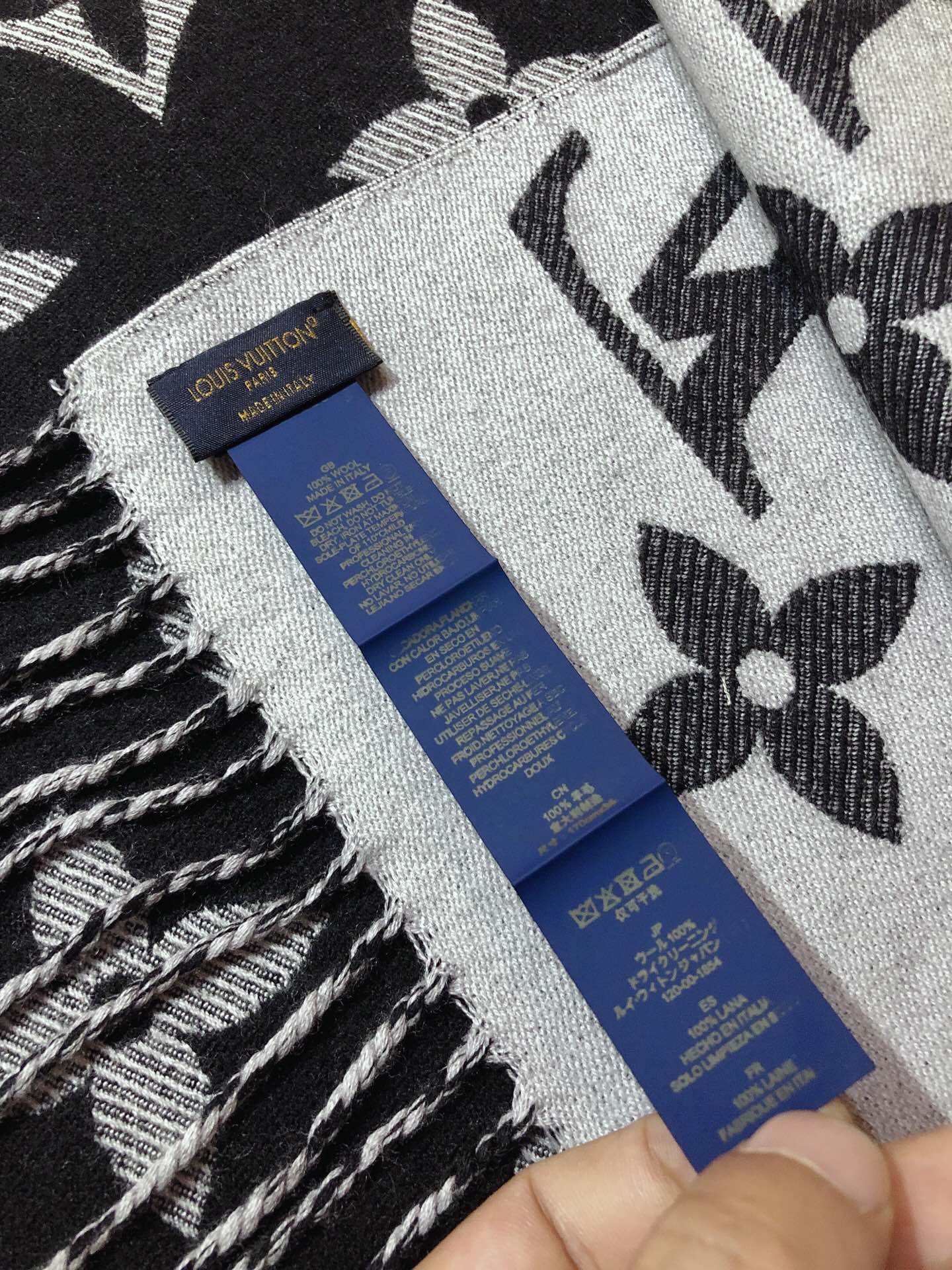 175RE27WDE Stylish Winter Scarves
