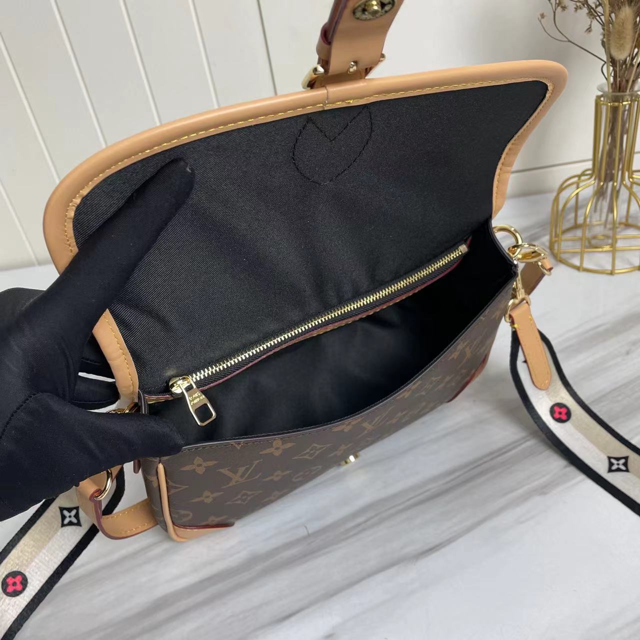 2XE028BDE Stylish leather bag 