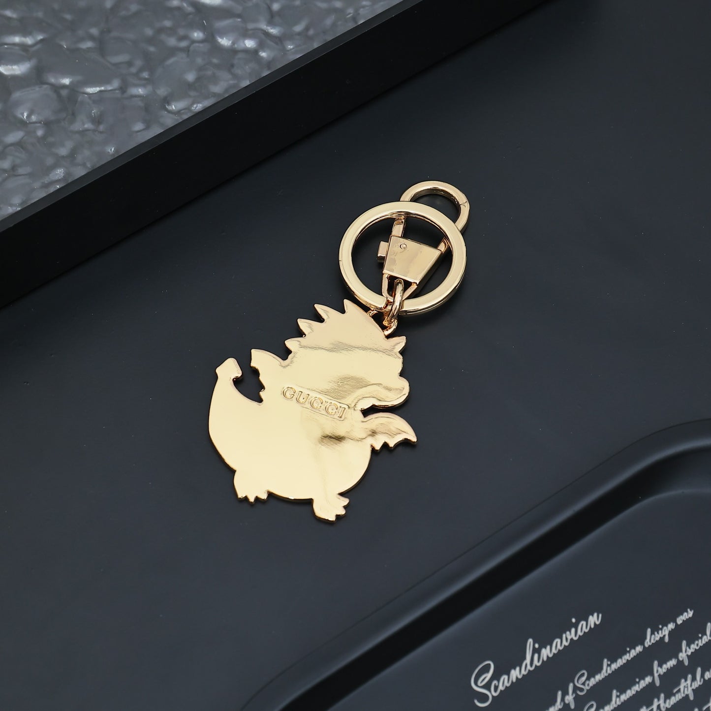 14B19ADE Stylish key closure