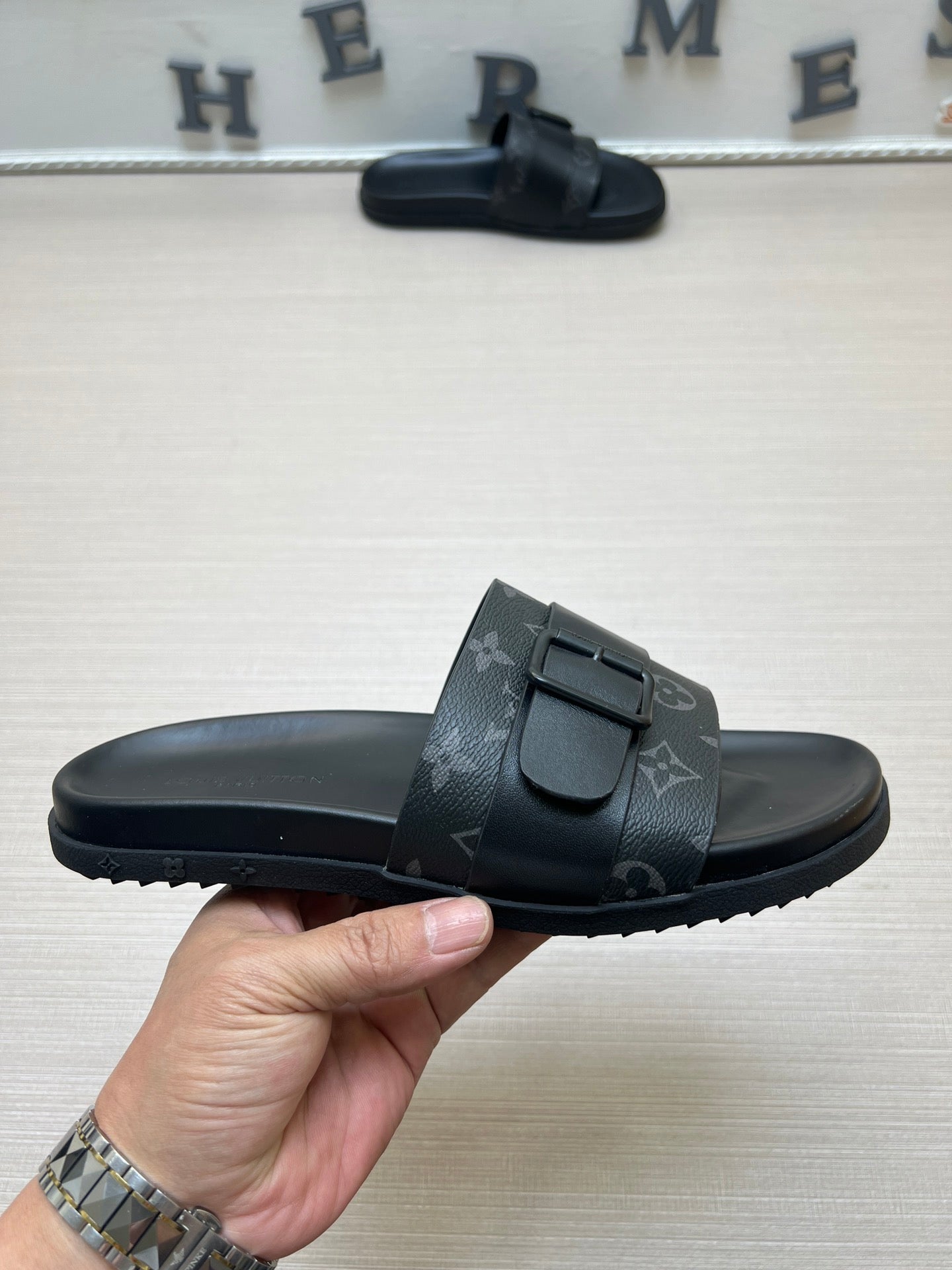 54E111ZDE Stylish slippers