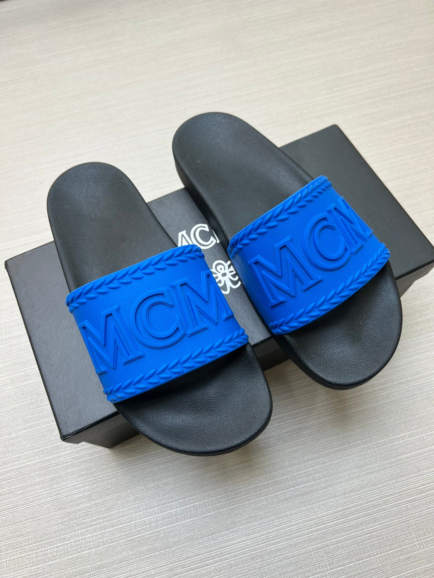 54M42ZDE Stylish slippers